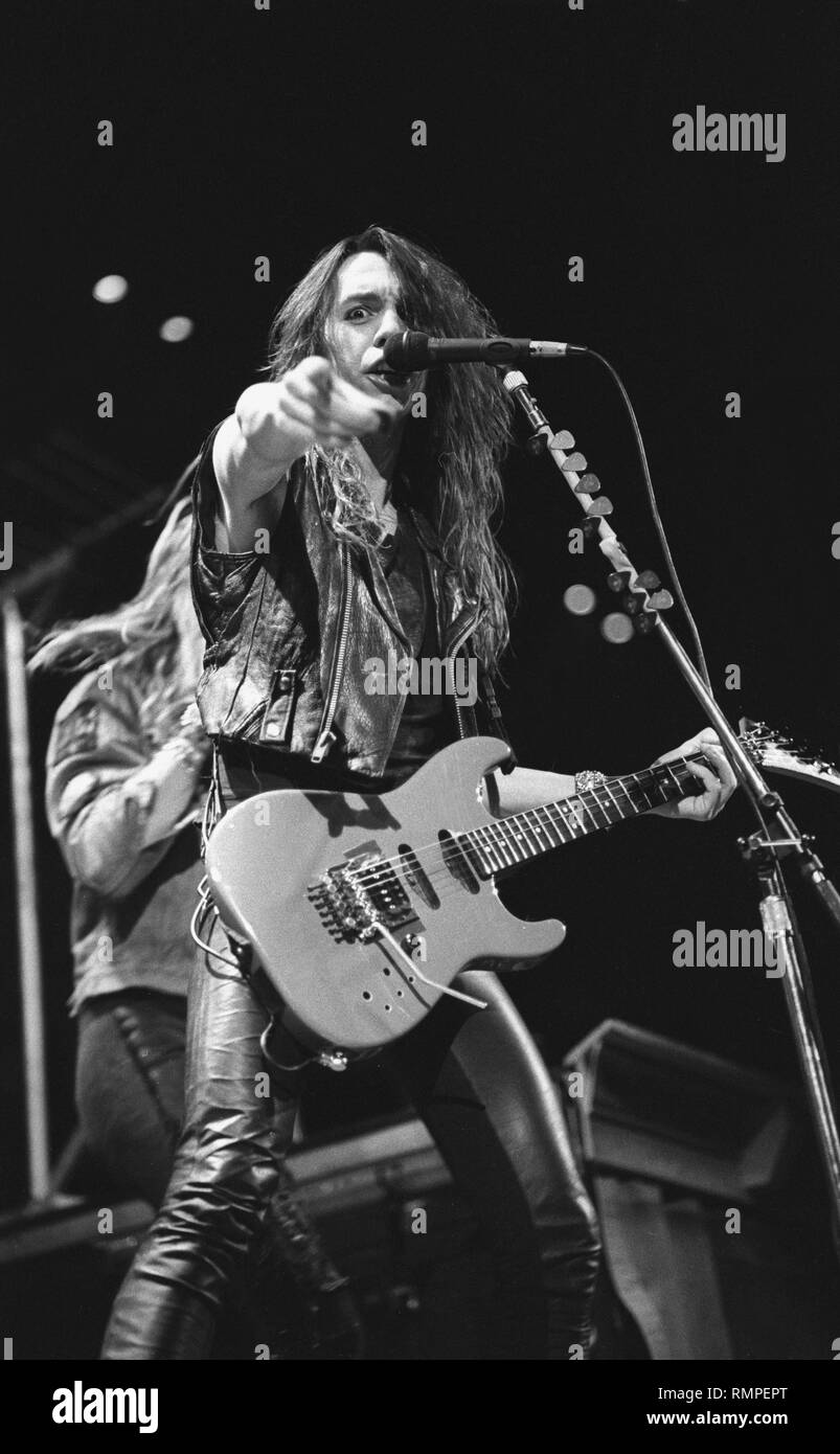 Gitarrist Scotti Hill der Heavy Metal Band Skid Row ist dargestellt auf der Bühne während einer "live"-Konzert aussehen. Stockfoto