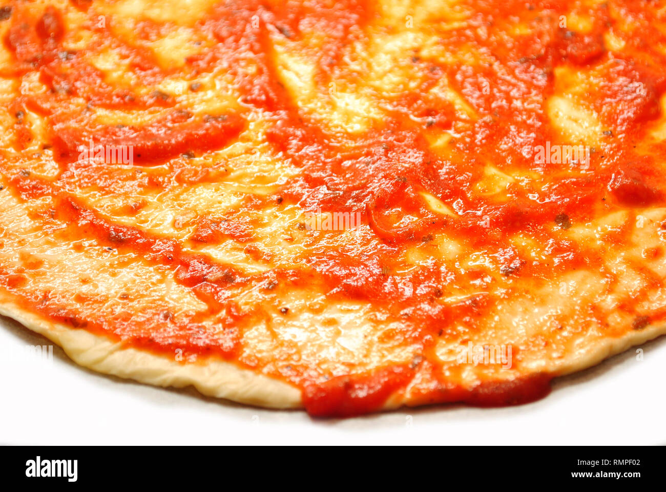 Dünne Weizen Kruste Pizza Teig mit Tomatensauce. Stockfoto