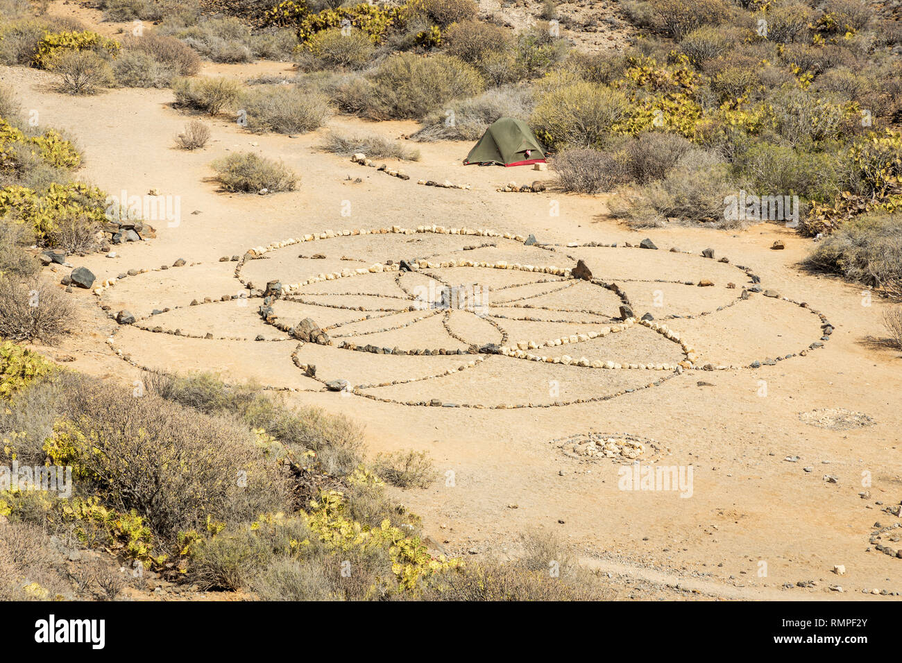 Steinkreise bilden eine Blume Mandala auf dem Boden in der Nähe einer hippy Feldlager in El Puertito, Teneriffa, Kanarische Inseln, Spanien Stockfoto