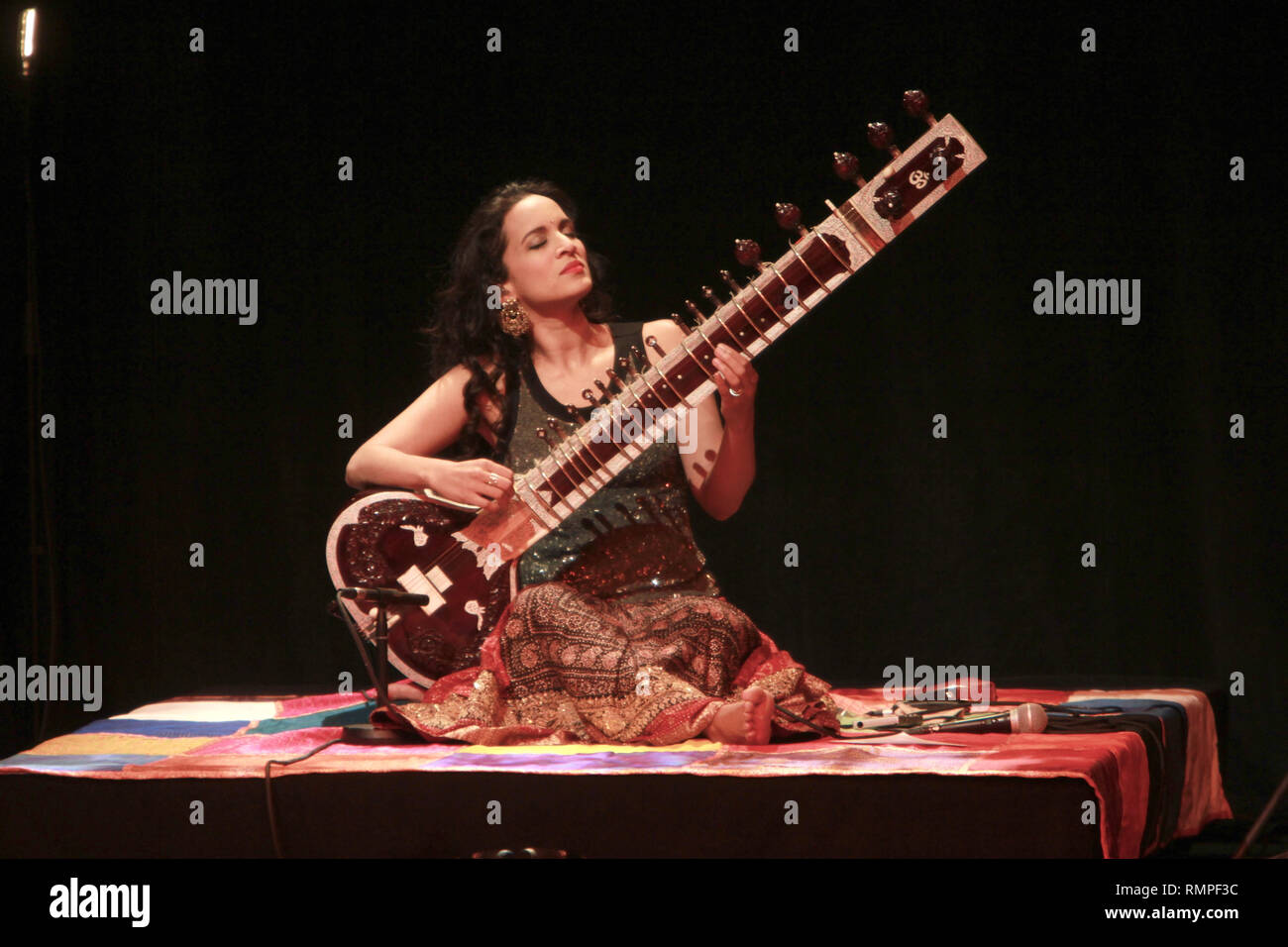 Musiker Anoushka Shankar wird angezeigt, während eine "Live"-Konzert aussehen. Stockfoto