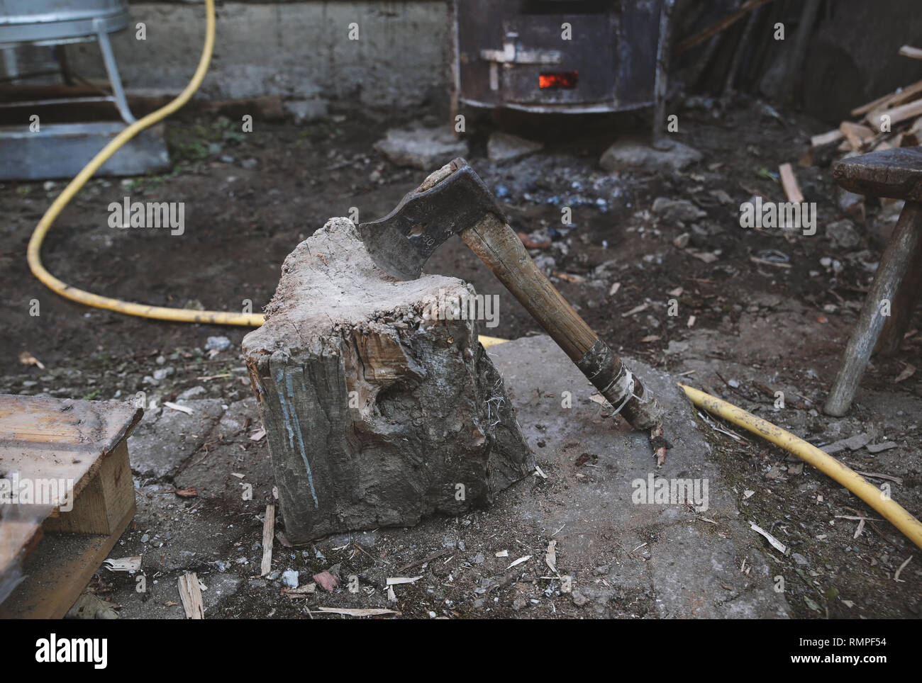 Hacken Holz mit einem alten Ax Stockfoto