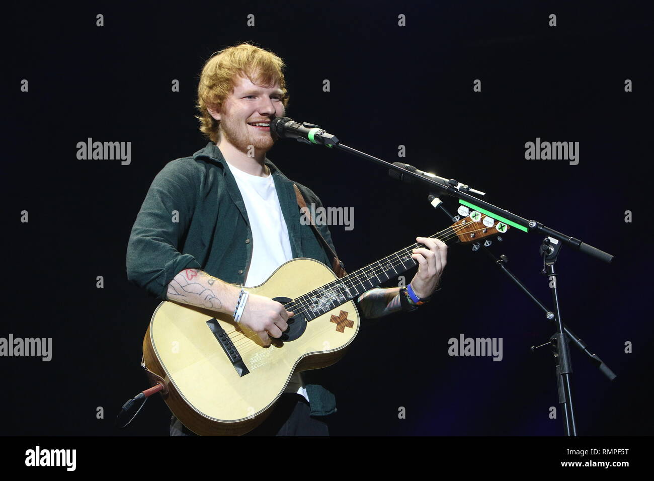 Sänger, Songwriter und Gitarrist Ed sheeran dargestellt auf der Bühne während einer "live"-Konzert aussehen. Stockfoto