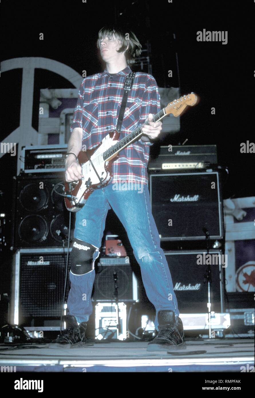 Sänger, Songwriter und Gitarrist Thurston Moore der Alternative Rock Band Sonic Youth ist dargestellt auf der Bühne während einer "live"-Konzert aussehen. Stockfoto