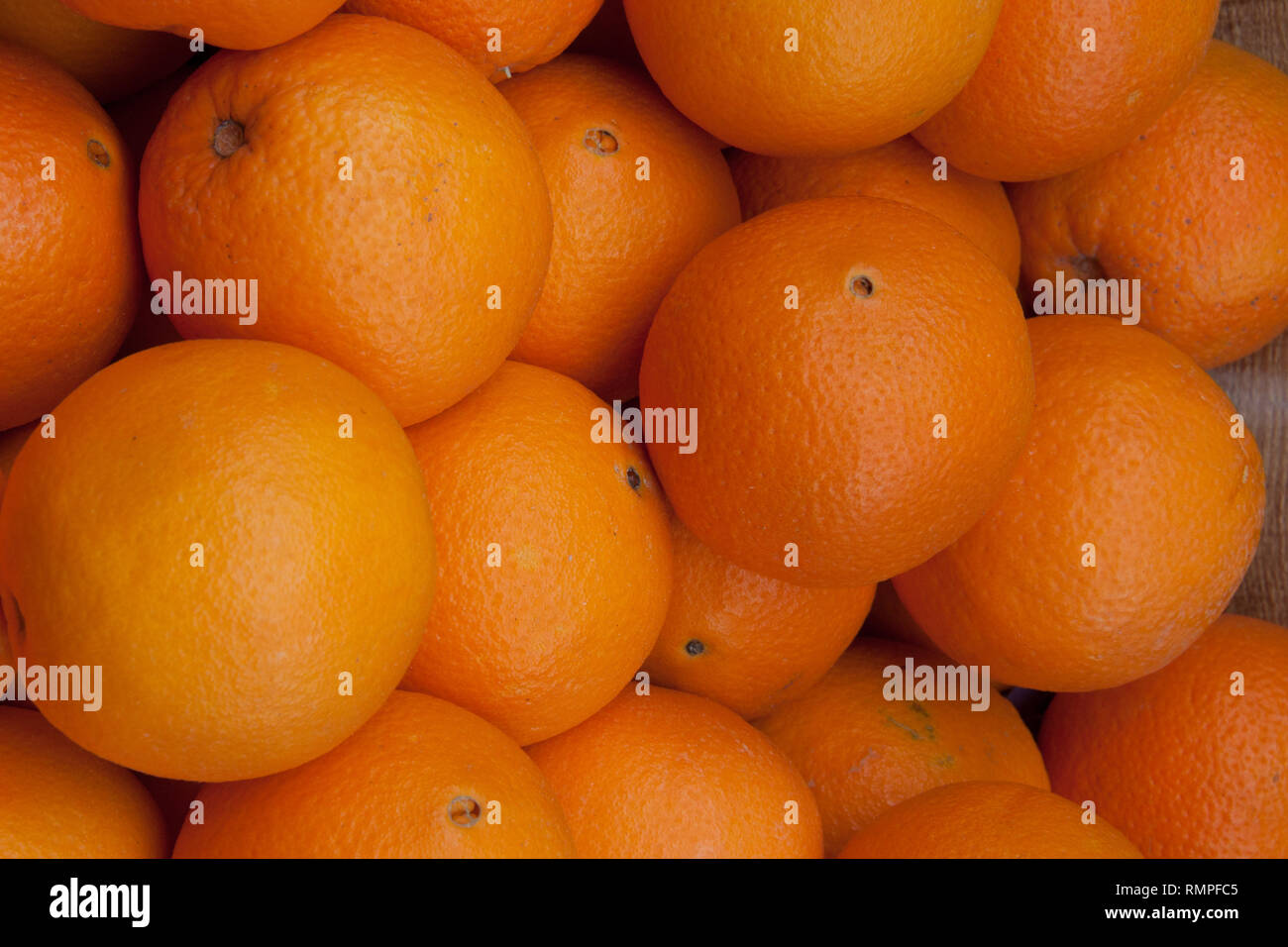 Die voll von Orangen auf Märkten. frisch und gesund Stockfoto