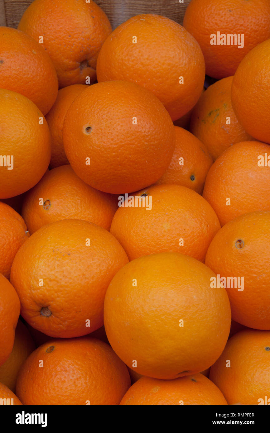 Die voll von Orangen auf Märkten. frisch und gesund Stockfoto