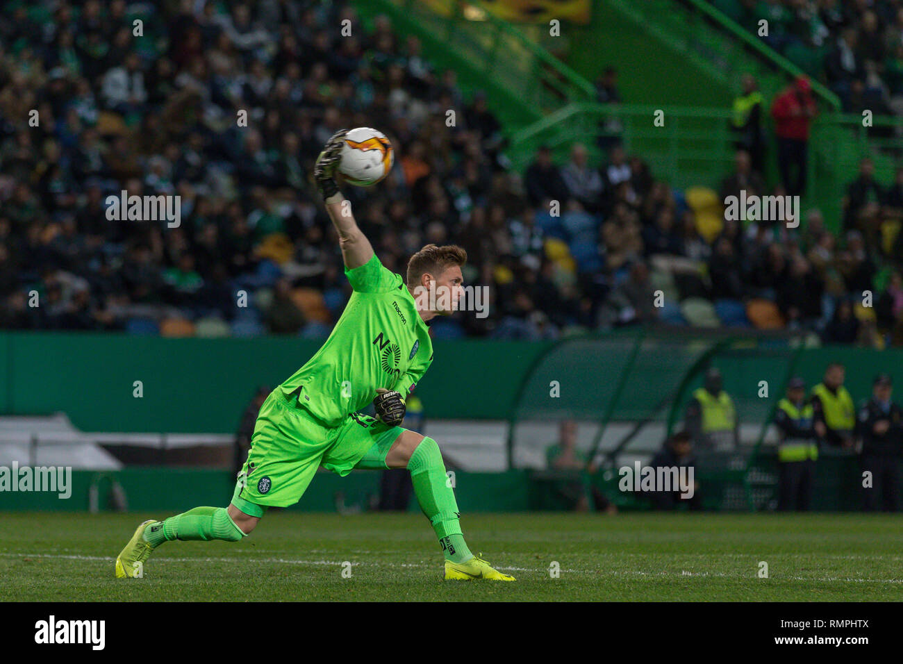 Lissabon, Portugal. 14 Feb, 2019. Februar 14, 2019. Lissabon, Portugal. Die Sportliche Torwart aus Frankreich Romain Salin (19), die in Aktion im Spiel der UEFA Europa League, eine Runde 32, Sporting CP vs Villarreal CF © Alexandre de Sousa/Alamy Live News Credit: Alexandre Sousa/Alamy leben Nachrichten Stockfoto