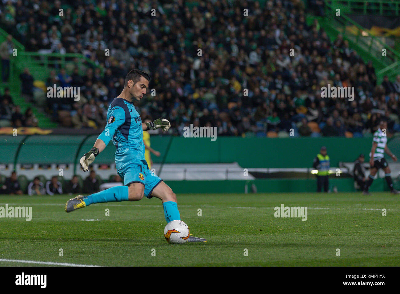 Lissabon, Portugal. 14 Feb, 2019. Februar 14, 2019. Lissabon, Portugal. Villarreal des Torwarts aus Spanien Andres Fernandez (13), die in Aktion im Spiel der UEFA Europa League, eine Runde 32, Sporting CP vs Villarreal CF © Alexandre de Sousa/Alamy Live News Credit: Alexandre Sousa/Alamy leben Nachrichten Stockfoto