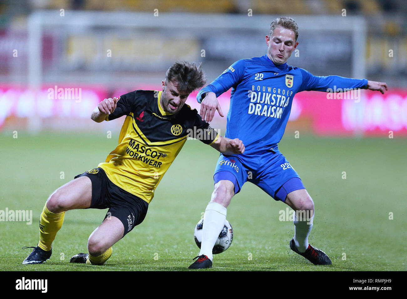 KERKRADE, Niederlande, 15-02-2019, Fußball, Niederländische Keuken Kampioen Divisie, Roda JC-SC Cambuur, Limburg Stadion, Saison 2018-2019, SC Cambuur player Andrejs Ciganiks und Roda JC Kerkrade player Mart Remans, während des Spiels Stockfoto