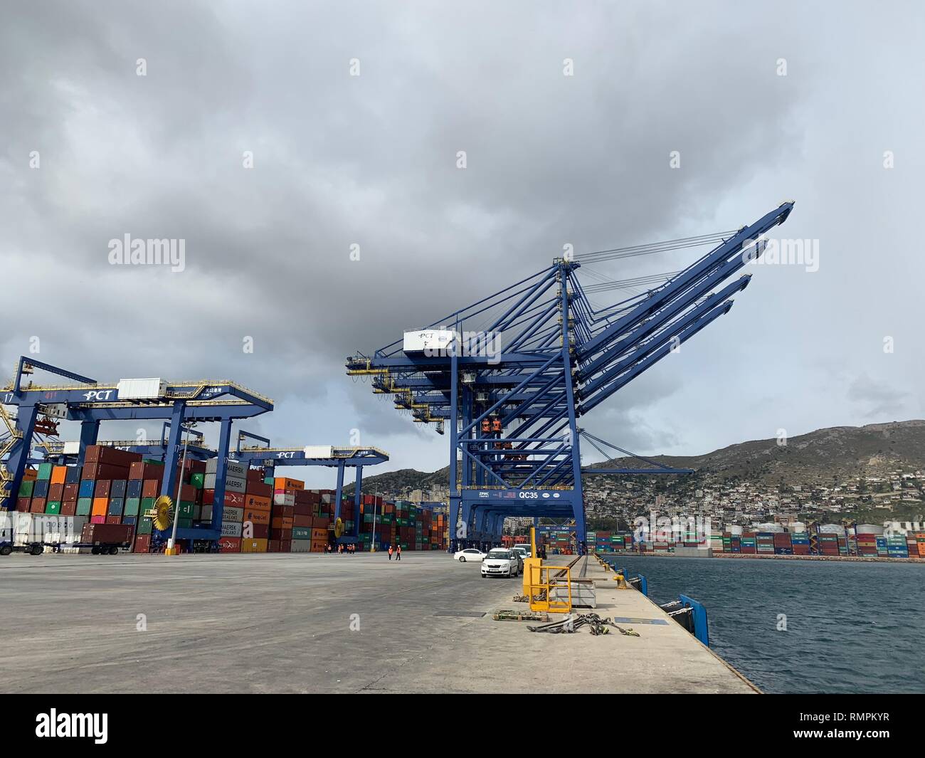 Piräus, Griechenland. 15 Feb, 2019. Das Foto am 13.02.15, 2019 zeigt die Piräus Container Terminal in Piräus, Griechenland. COSCO Versand Fische, einer der weltweit größten Containerschiffe mit einer Kapazität von 20.000 TEU, angedockt an der Griechenland Hafen Piräus am Freitag Nachmittag, nach fast einem Monat aus China. Es Andocken am Hafen Piräus für 24 Stunden vor Beginn ihrer Reise zum Hafen von Antwerpen in Belgien. Credit: Yu Shuaishuai/Xinhua/Alamy leben Nachrichten Stockfoto