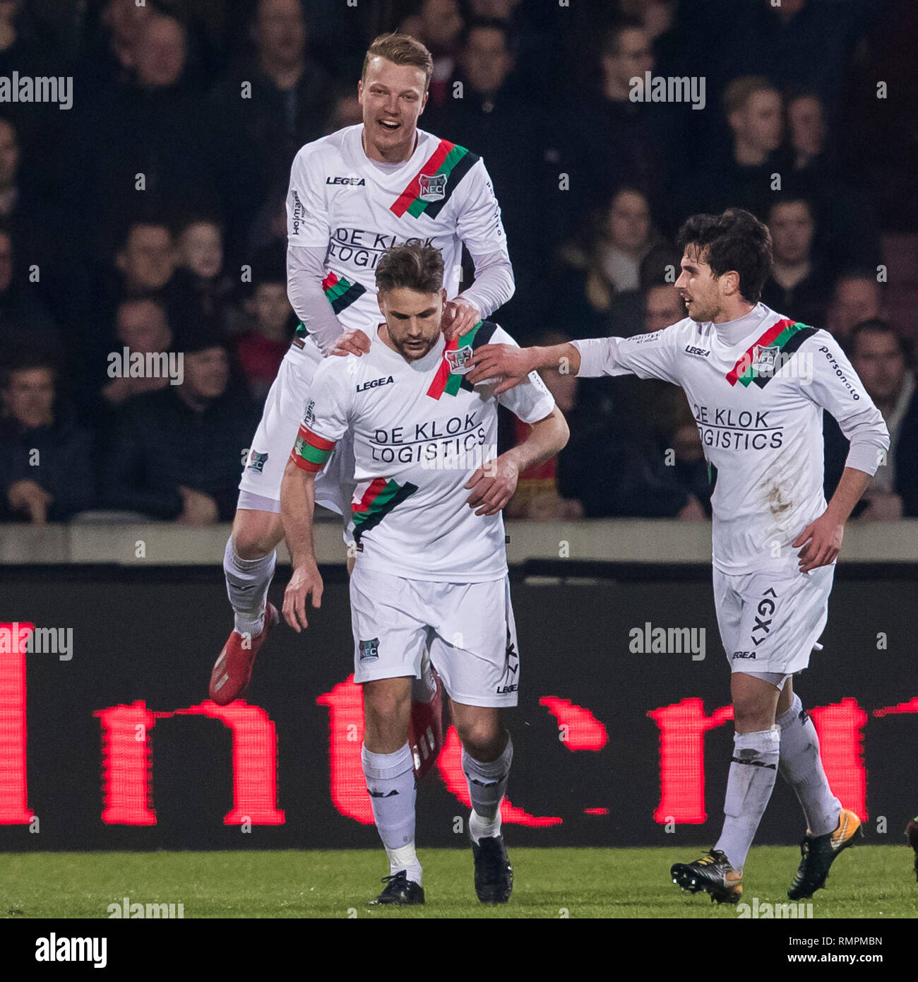 Deventer, Niederlande. 15 Feb, 2019. DEVENTER, Stadion De Adelaarshorst, 15-02-2019, Saison 2018/2019, Niederländisch Keuken Kampioen Divisie. Ergebnis 4-4, NEC Nijmegen Spieler Joey van den Berg (M) feiert das Ziel gezählt mit NEC Nijmegen player Ferdy Druijf (L) und NEC Nijmegen player Jordy Bruijn (r) während des Spiels Go Ahead Eagles - NEC Credit: Pro Schüsse/Alamy leben Nachrichten Stockfoto