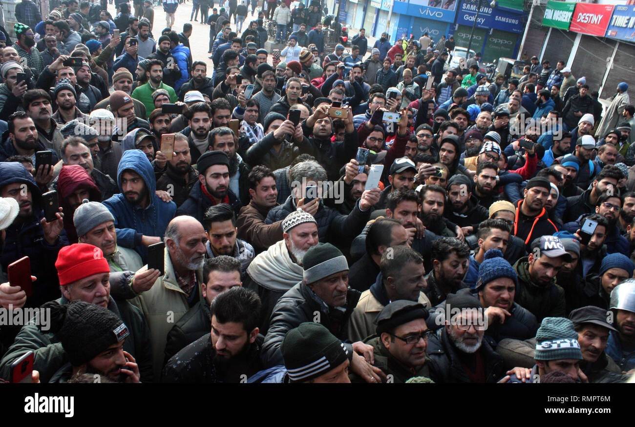 Srinagar, Indien verwaltet. Kaschmir. 16. FEBRUAR, Kaschmir basierte Händler auf Straßen zu protestieren, als sie Slogans gegen die vandalization des kaschmirischen Fahrzeuge und Eigentum in Jammu schreien. Am Freitag, gab es weit verbreitete Gewalt, in dem fast 30 Fahrzeuge die Zugehörigkeit zu einer bestimmten Gemeinschaft zu Asche reduziert wurden, während mehr als 50 Fahrzeuge in der stateÕs winter Kapital gegen ThursdayÕs Angriff auf Crpf in Lethpora Pulwama in Kaschmir beschädigt wurden. © sofi Suhail/Alamy leben Nachrichten Stockfoto