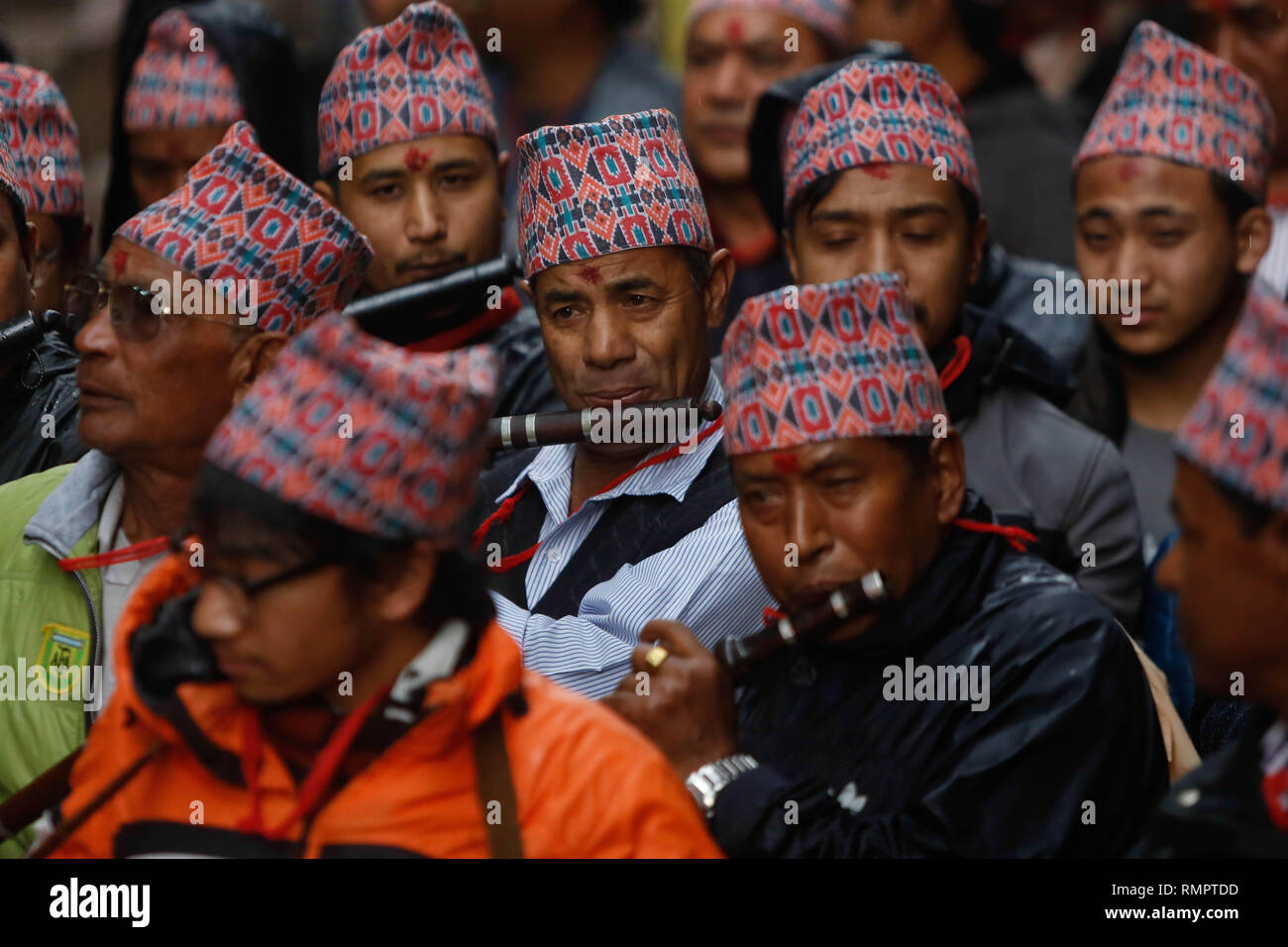 Kathmandu, Nepal. 16 Feb, 2019. Leute von newar Gemeinschaft spielen Musikinstrumente in einer Parade während der Bhimsen Puja Festival in Patan Durbar Square in Kathmandu, Nepal, Jan. 16, 2019. Credit: Sulav Shrestha/Xinhua/Alamy leben Nachrichten Stockfoto