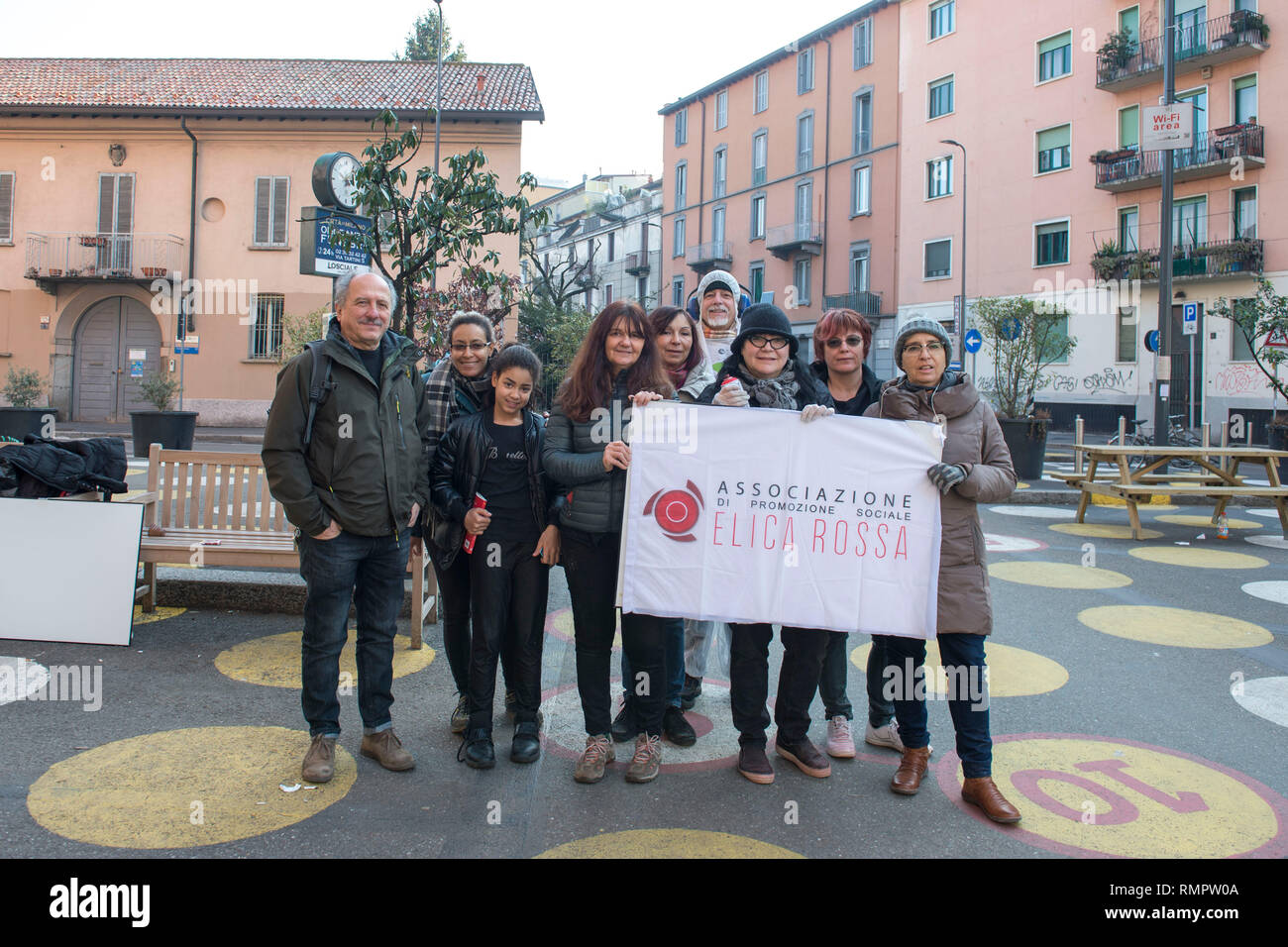 Foto Carlo Cozzoli - LaPresse 16-02-19 Milano (Italia) Cronaca Panchina Rossa in Piazza Dergano. Alcuni cittadini si preparano a colorare La panchina di Rosso, contro i maltrattamenti che spesso vengono descritti esplosioni dall'artista Roberto Muscinelli kommen Stockfoto