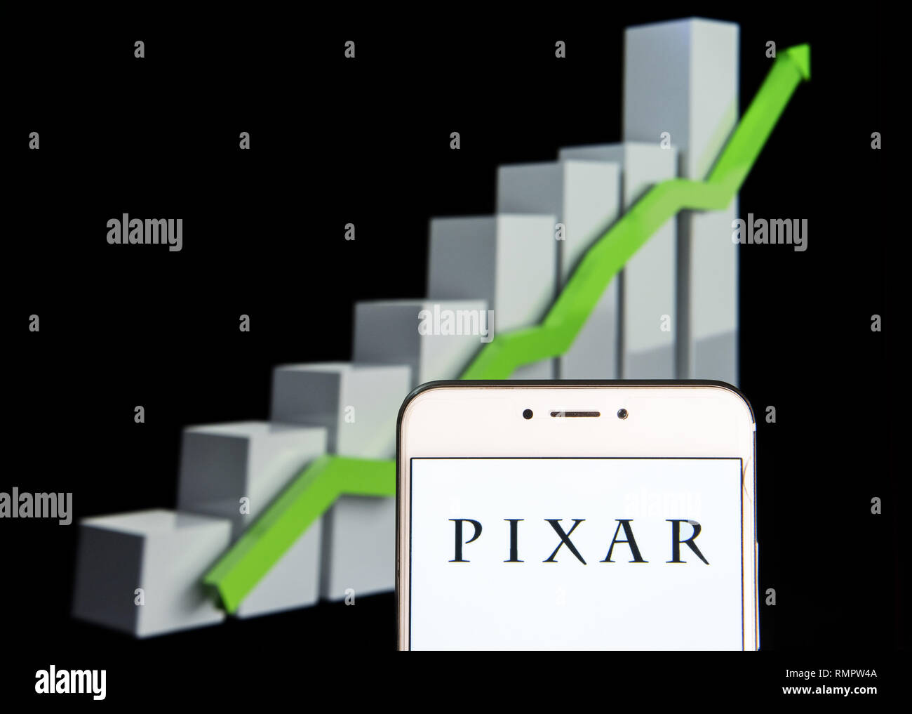 Februar 10, 2019 - Hong Kong - American Computer Animation Film Studio von Disney, Pixar, Logo ist auf ein Android mobile Gerät mit einem Aufstieg Wachstumsdiagramm im Hintergrund zu sehen. (Bild: © Miguel Candela/SOPA Bilder über ZUMA Draht) Stockfoto