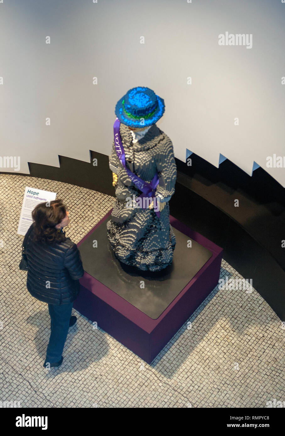 Hoffe, eine lebensgrosse Lego suffragette hilft, 100 Jahre stimmen für Frauen an der New Walk Museum markieren. Stockfoto