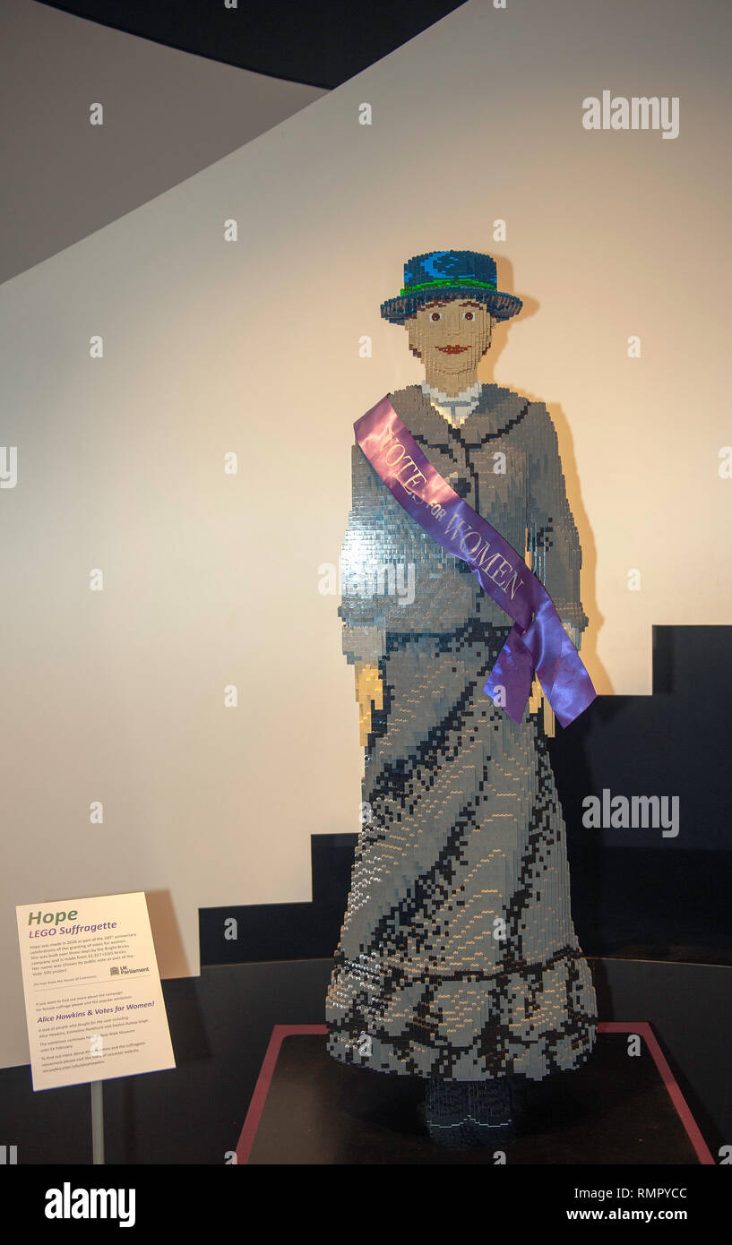 Hoffe, eine lebensgrosse Lego suffragette hilft, 100 Jahre stimmen für Frauen an der New Walk Museum markieren. Stockfoto