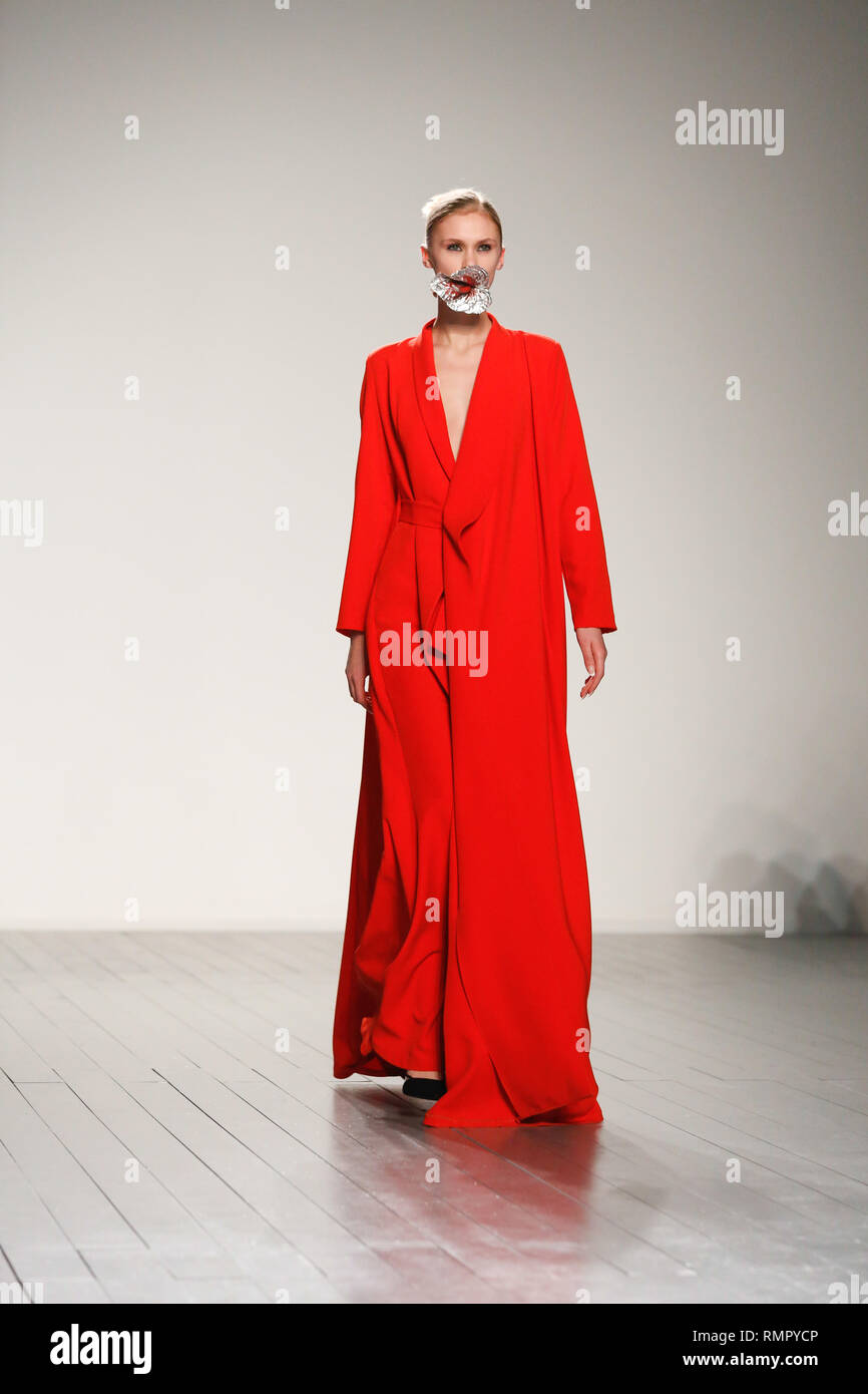 London, Großbritannien. 16. Februar 2019. Ein Modell geht der Start- und Landebahn im Bora Asku zeigen während der London Fashion Week Februar 2019 an der BFC zeigen Raum am 15. Februar 2019 in London, England. Quelle: Michal Busko/Alamy leben Nachrichten Stockfoto