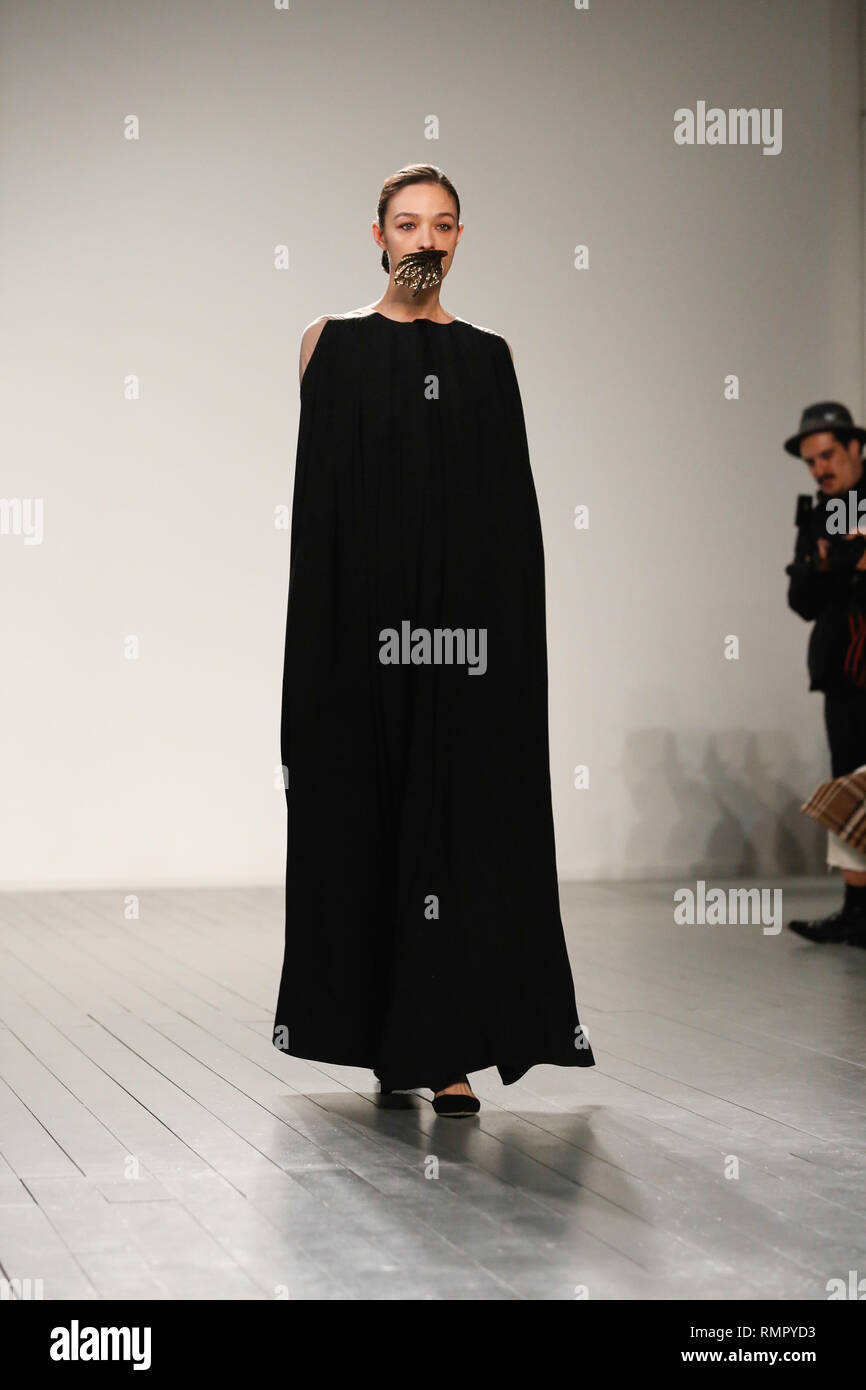 London, Großbritannien. 16. Februar 2019. Ein Modell geht der Start- und Landebahn im Bora Asku zeigen während der London Fashion Week Februar 2019 an der BFC zeigen Raum am 15. Februar 2019 in London, England. Quelle: Michal Busko/Alamy leben Nachrichten Stockfoto