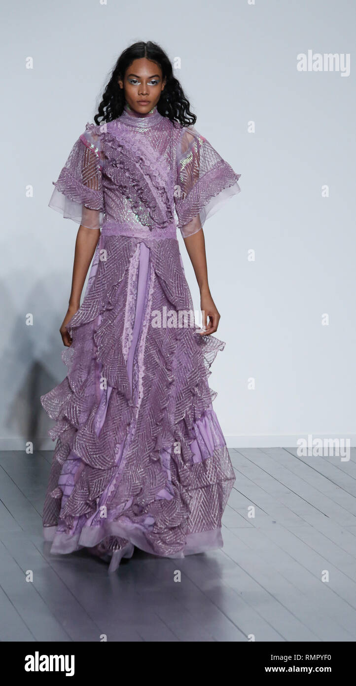 London, Großbritannien. 16. Februar 2019. Ein Modell geht der Start- und Landebahn im Bora Asku zeigen während der London Fashion Week Februar 2019 an der BFC zeigen Raum am 15. Februar 2019 in London, England. Quelle: Michal Busko/Alamy leben Nachrichten Stockfoto