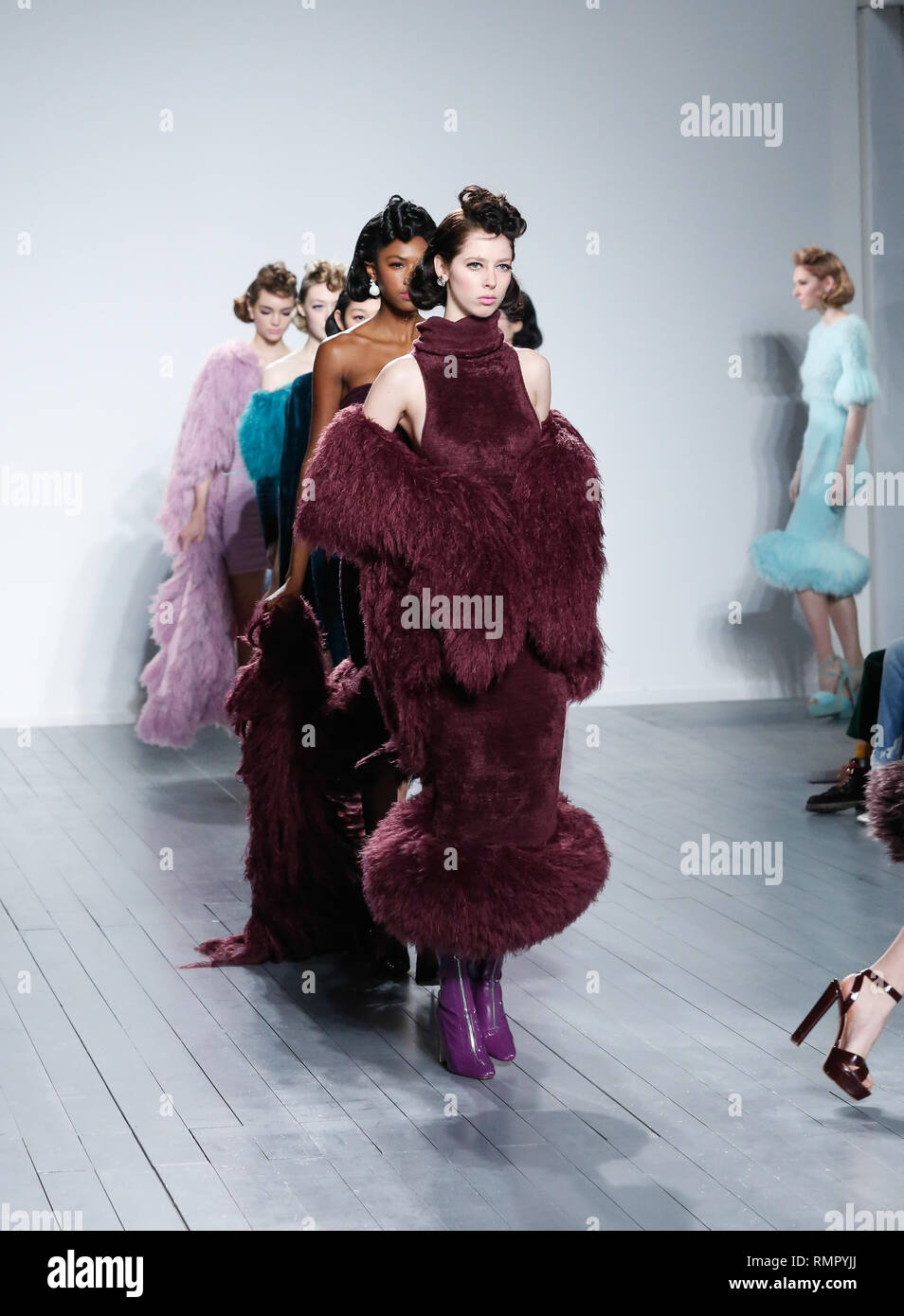 London, Großbritannien. 16. Februar 2019. Modell Spaziergänge auf einem Laufsteg während Mark schnell zeigen, während der erste Tag der London Fashion Week, Vereinigtes Königreich, am 15. Februar 2019. Quelle: Michal Busko/Alamy leben Nachrichten Stockfoto