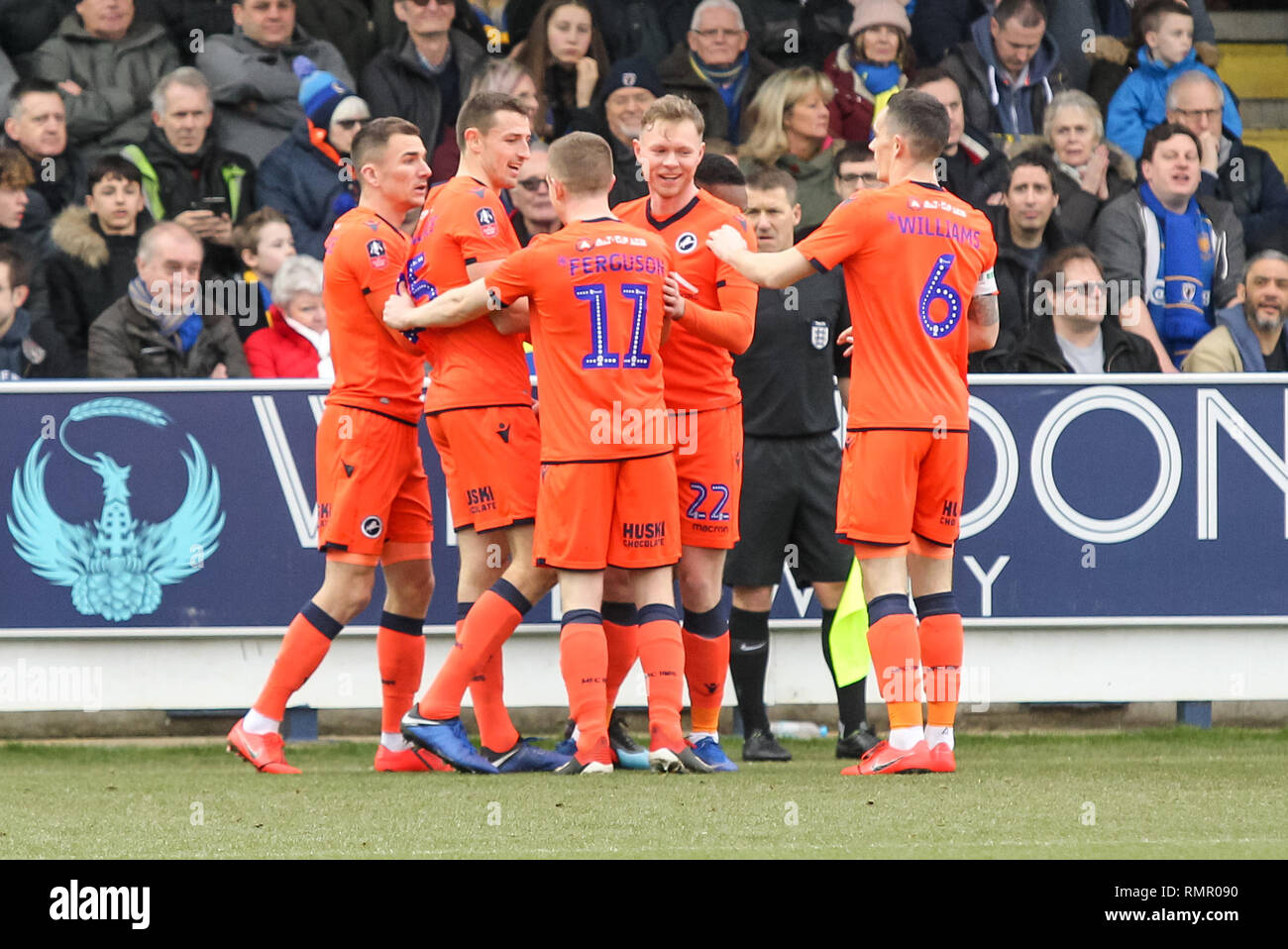 Kingston, UK. 16. Februar 2019. Murray Wallace von millwall Kerben der öffnung Ziel und feiert während der FA-Cup 5 Runde zwischen AFC Wimbledon und Millwall im Cherry Red Records Stadion, Kingston, England am 16. Februar 2019. Foto von Ken Funken. Nur die redaktionelle Nutzung, eine Lizenz für die gewerbliche Nutzung erforderlich. Keine Verwendung in Wetten, Spiele oder einer einzelnen Verein/Liga/player Publikationen. Credit: UK Sport Pics Ltd/Alamy Live News Credit: UK Sport Pics Ltd/Alamy leben Nachrichten Stockfoto