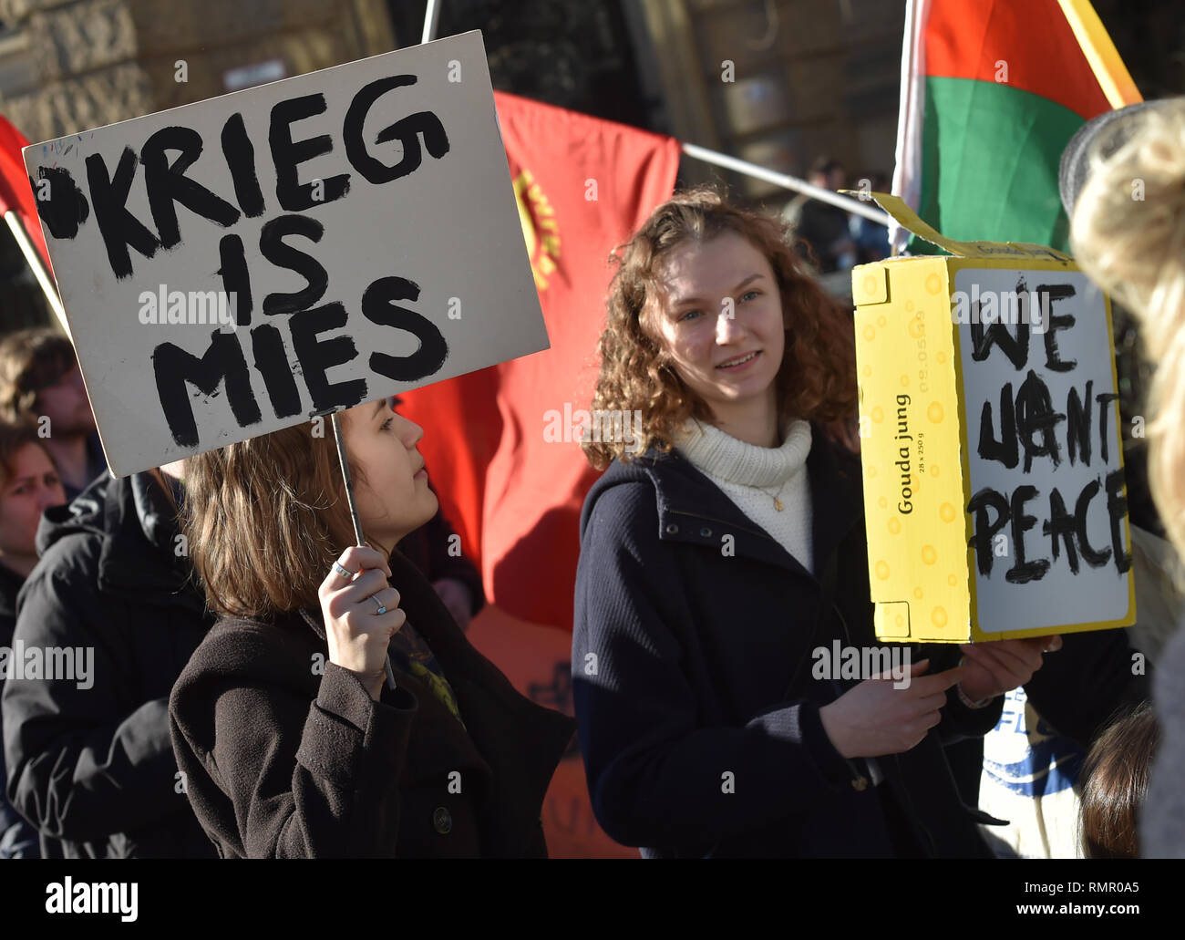 16. Februar 2019, Bayern, München: Demonstranten Aktionsbündnis beteiligen sich an der Demonstration gegen die Münchener Sicherheitskonferenz. Foto: Angelika Warmuth/dpa Stockfoto