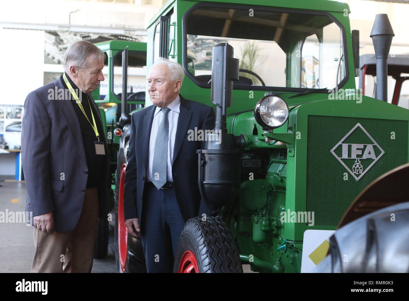 Nordhausen, Deutschland. 16 Feb, 2019. Der erste Deutsche im All, Astronaut Sigmund Jähn, Besuche der IFA-Museum in Nordhausen. Hier besucht er einen Traktor Pionier in der Ausstellung. Bei seinem Besuch, der kosmonaut trat auch seinen Namen in das Goldene Buch der Stadt. Credit: Matthias Bein/dpa-Zentralbild/ZB/dpa/Alamy leben Nachrichten Stockfoto