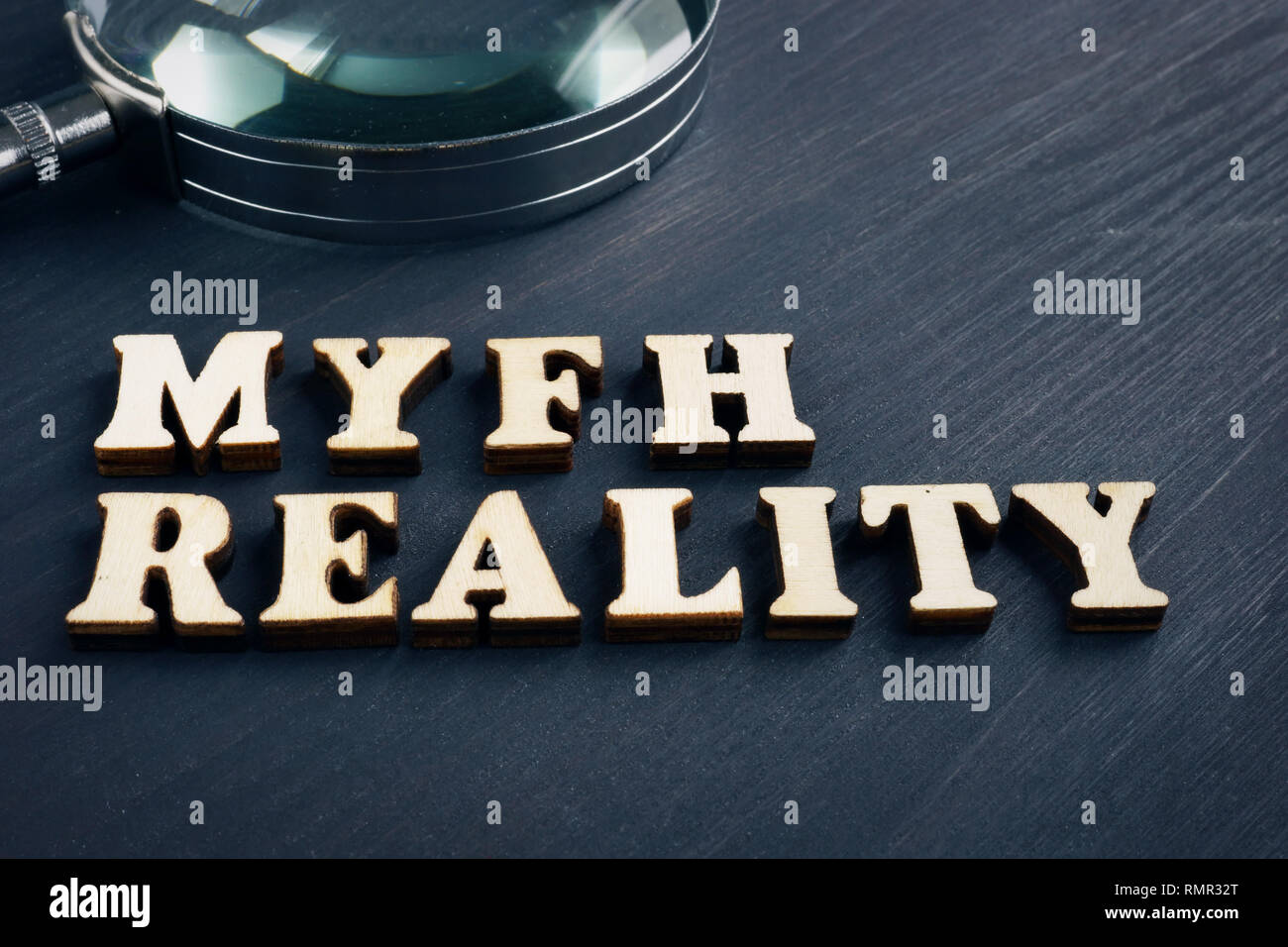 Wort Mythos und Wirklichkeit mit Lupe. Gefälschte Nachrichten Konzept. Stockfoto