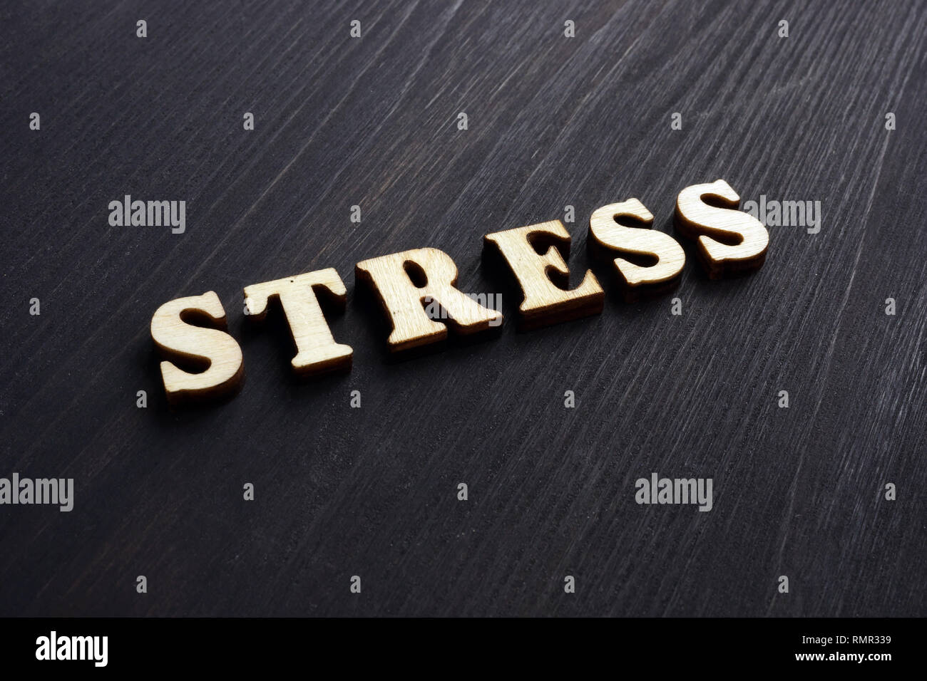 Wort Stress aus Holz Buchstaben auf einem Schreibtisch. Stockfoto