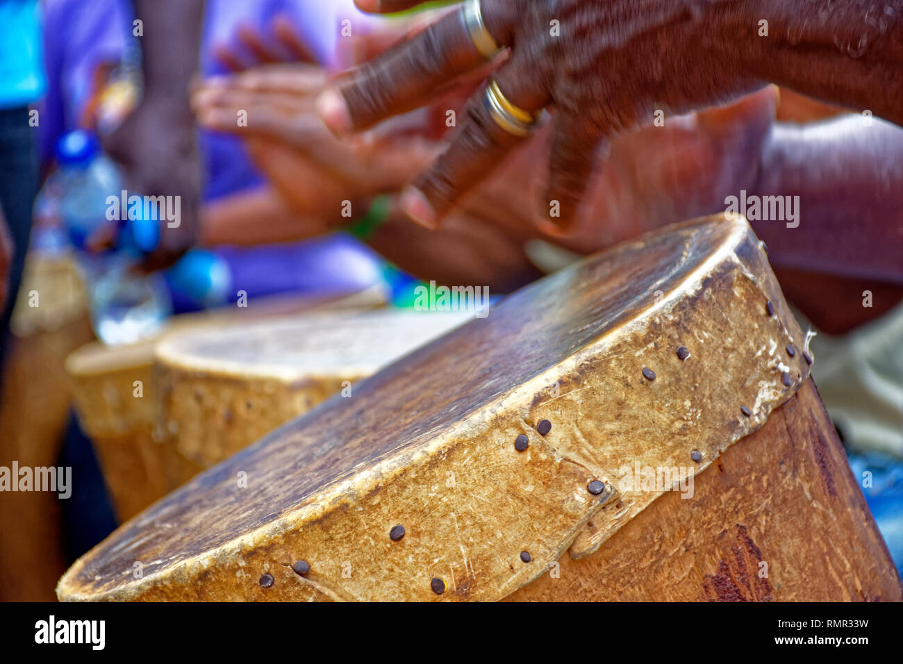 Drums Spieler in einer brasilianischen Volksfest zu Ehren des Heiligen Georg im Staat Minas Gerais Stockfoto