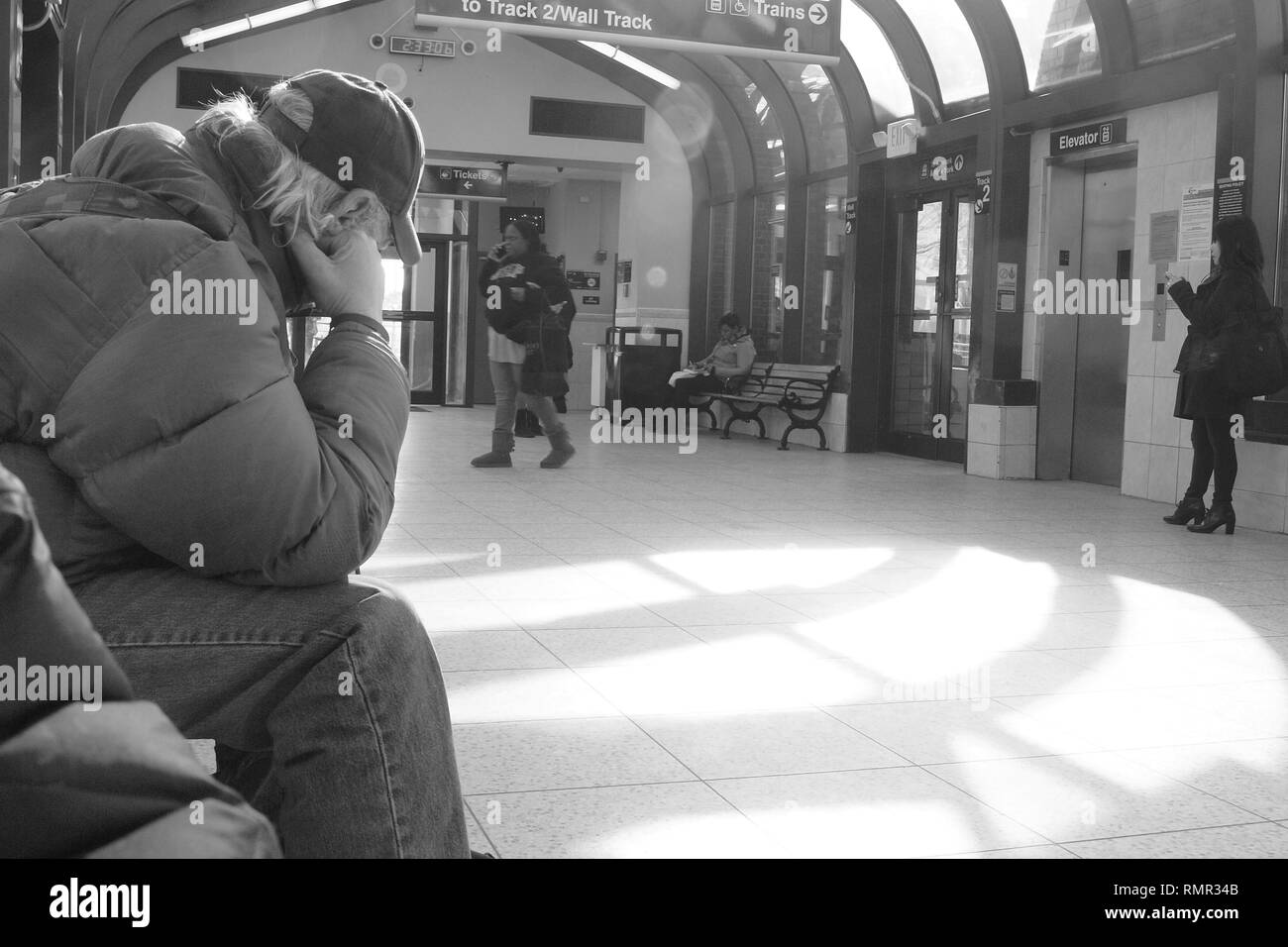 Einsamer Mann in Bahnhof in Summit, New Jersey, scheinbar verlassenen. Stockfoto