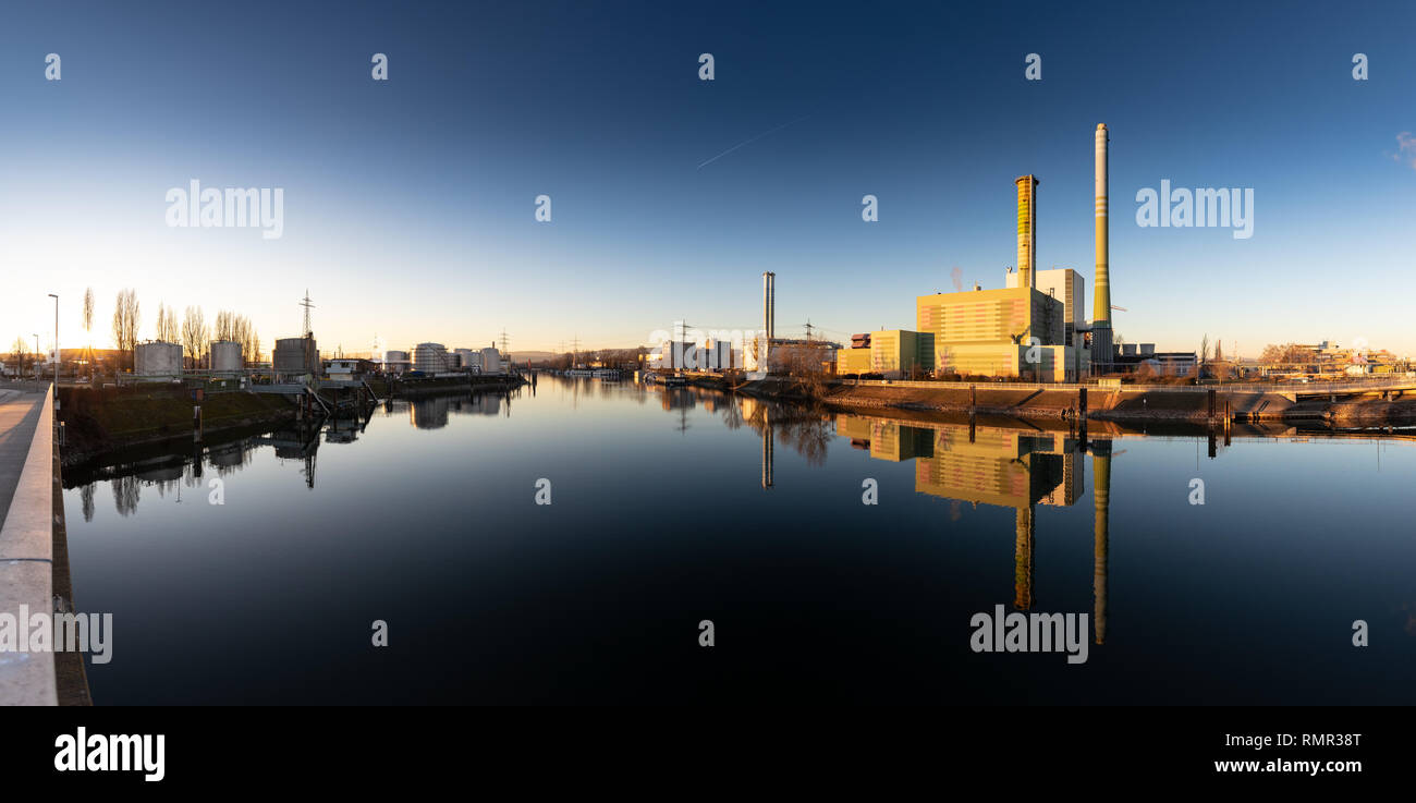 Panorama von einem Kohlekraftwerk mit Reflexionen im Wasser Stockfoto