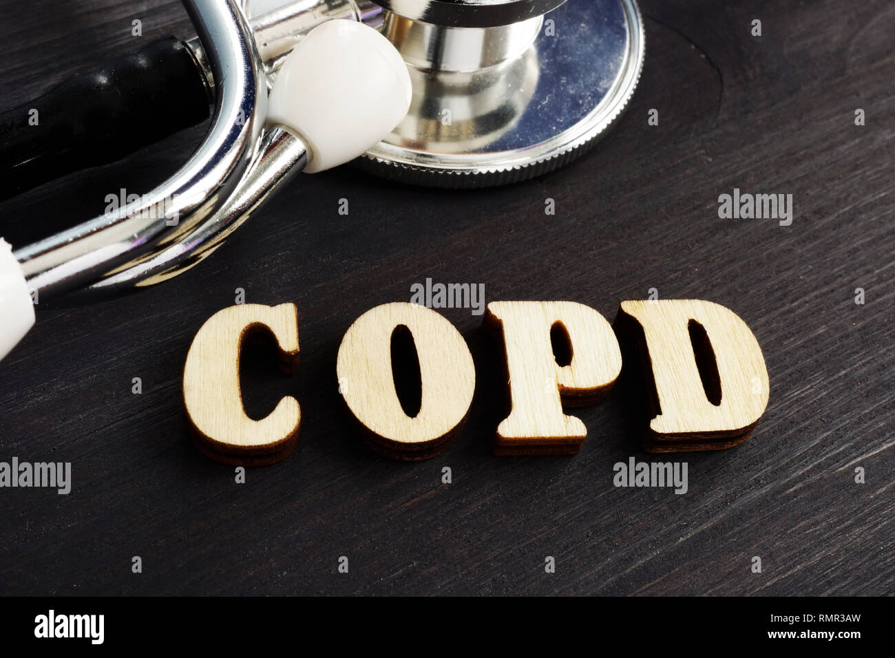 Abkürzung COPD Chronisch obstruktive Lungenerkrankung aus Holz Buchstaben. Stockfoto