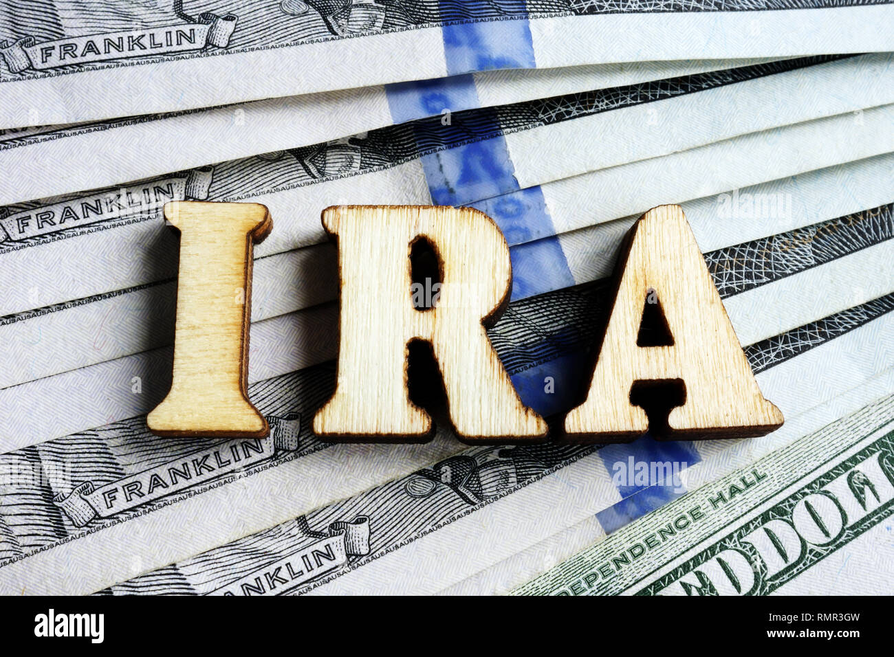 IRA individuelle Vorsorge Buchstaben auf Dollar Banknoten. Stockfoto IRA individuelle Vorsorge Buchstaben auf Dollar Banknoten. Stockfoto