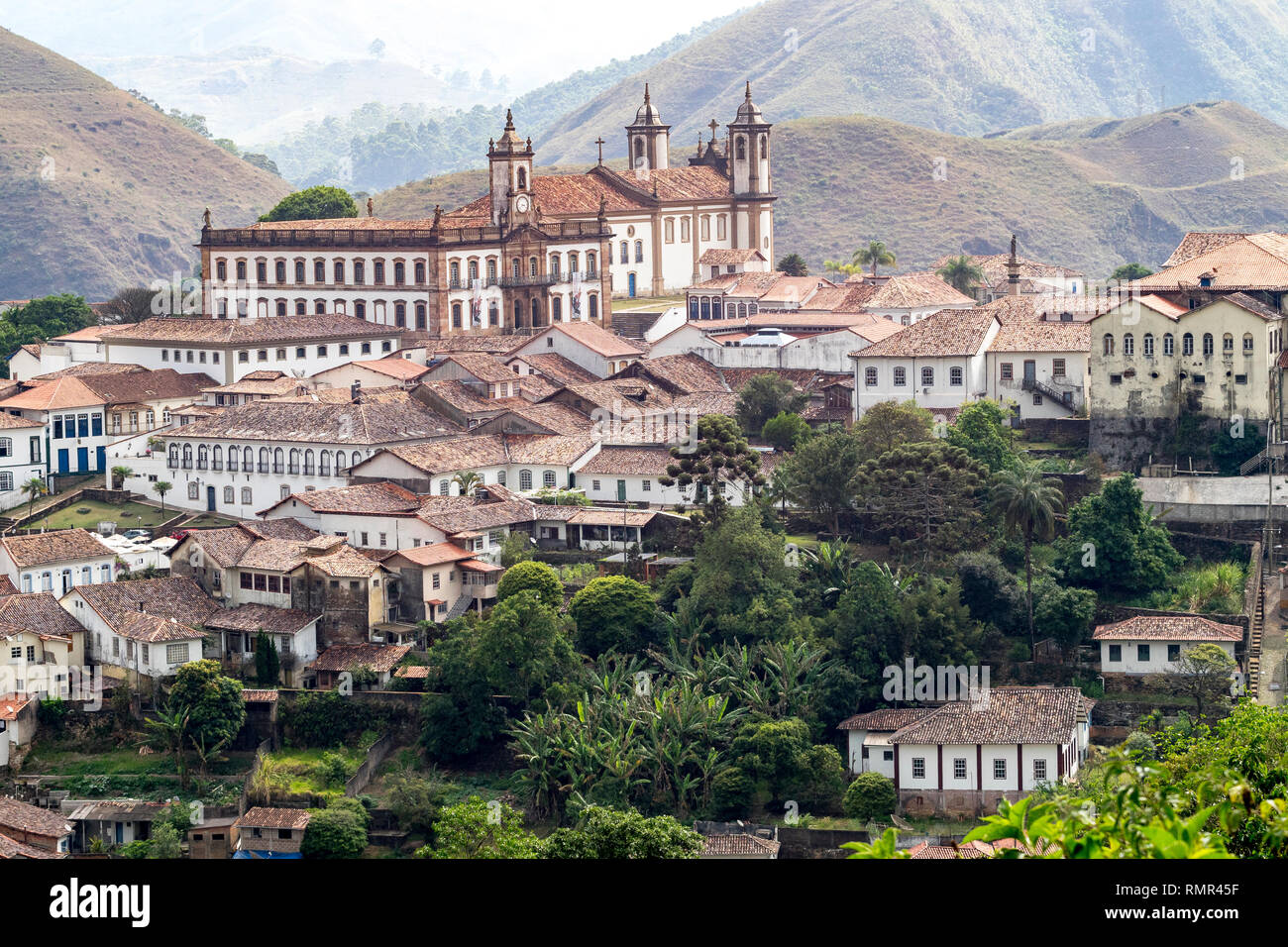 Panoramablick auf die alte Kolonialstadt Ouro Preto unter den Bergen in Minas Gerais, Brasilien Stockfoto