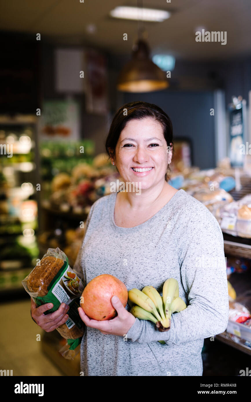 Frau tun die Lebensmittel einkaufen Stockfoto