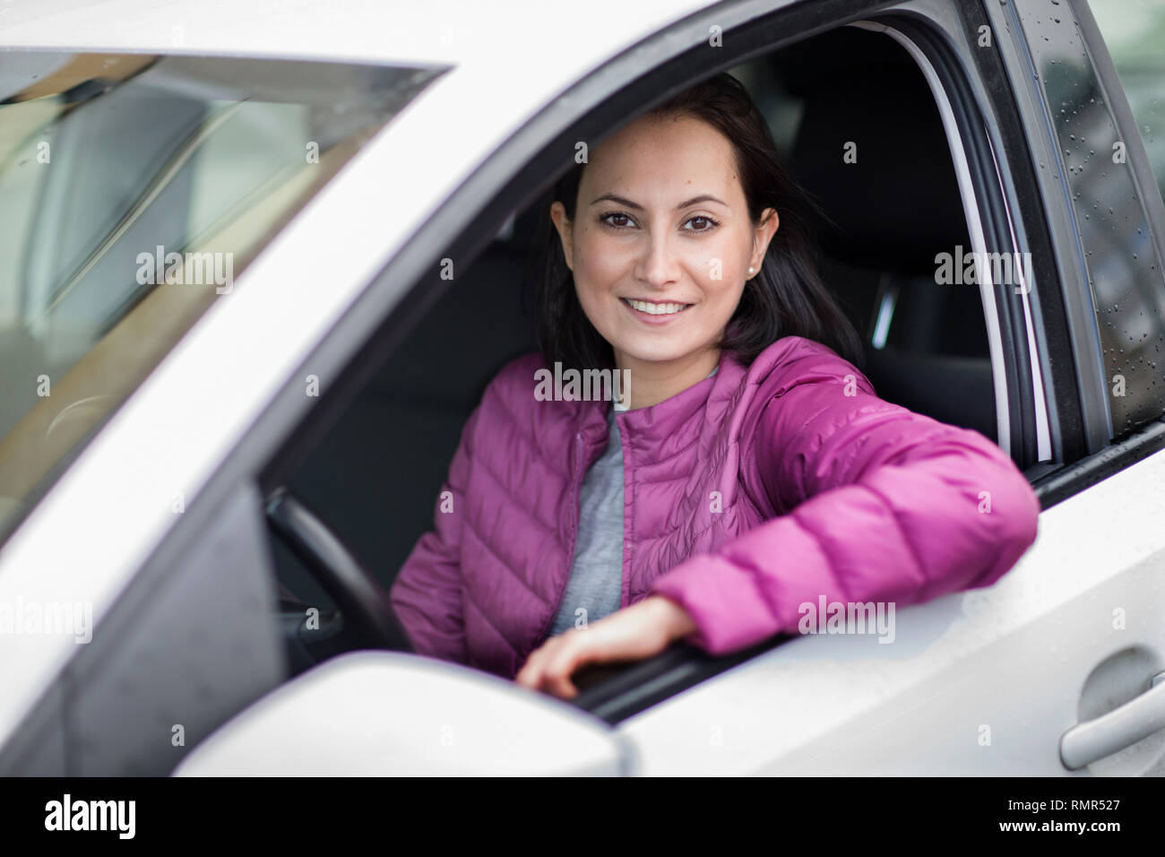 Lächelnde Frau in Auto Stockfoto