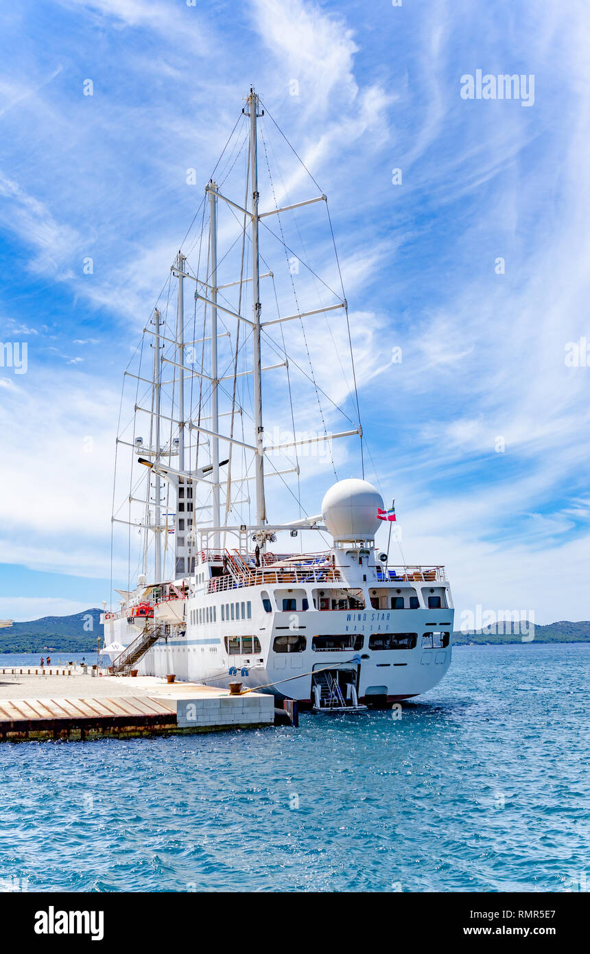 Eine große Kreuzfahrt Segelschiff im Hafen am Ufer der Stadt Zadar. Stockfoto