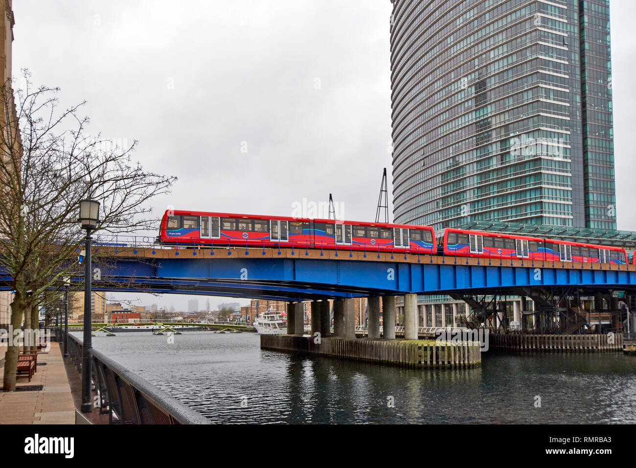LONDON CANARY WHARF TFL ROT BAHNÜBERGANG IM NORDEN DOCK Stockfoto