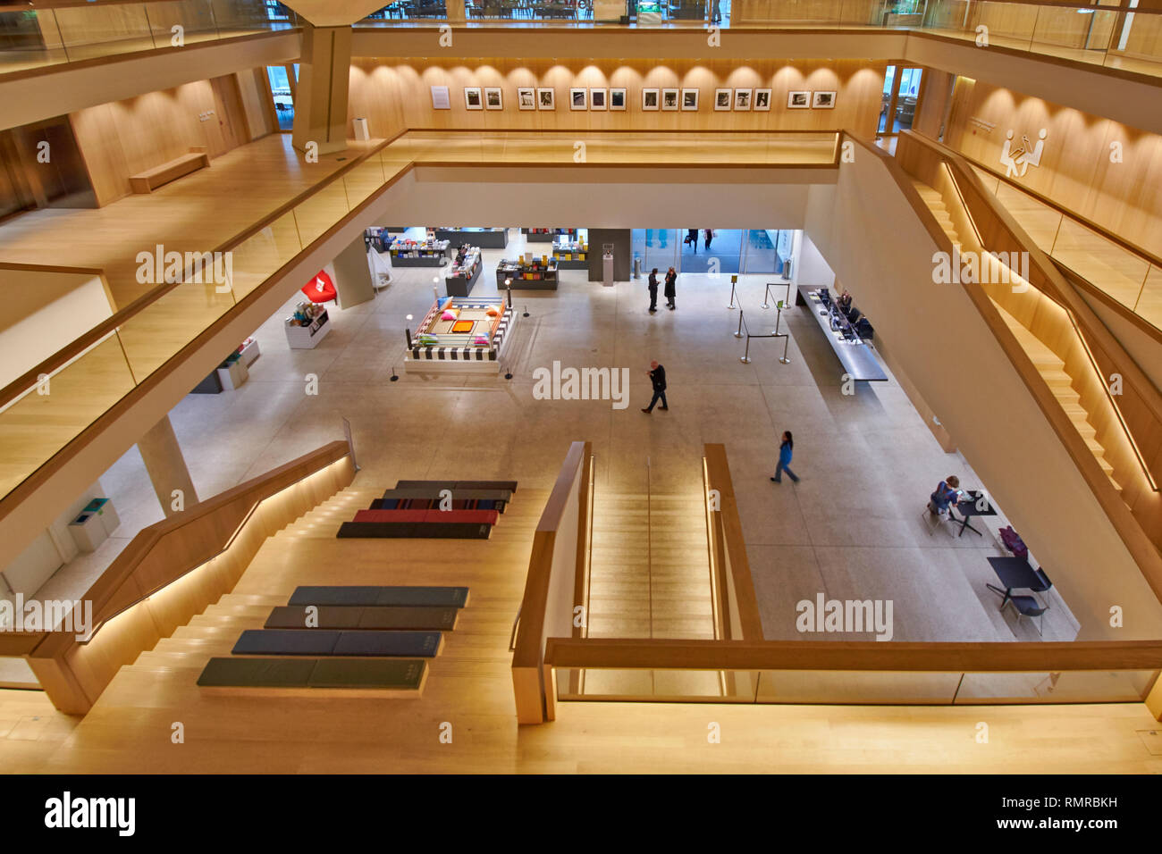 LONDON KENSINGTON HOLLAND PARK DAS DESIGN MUSEUM INNENRAUM SHOPBEREICH UND TREPPE Stockfoto