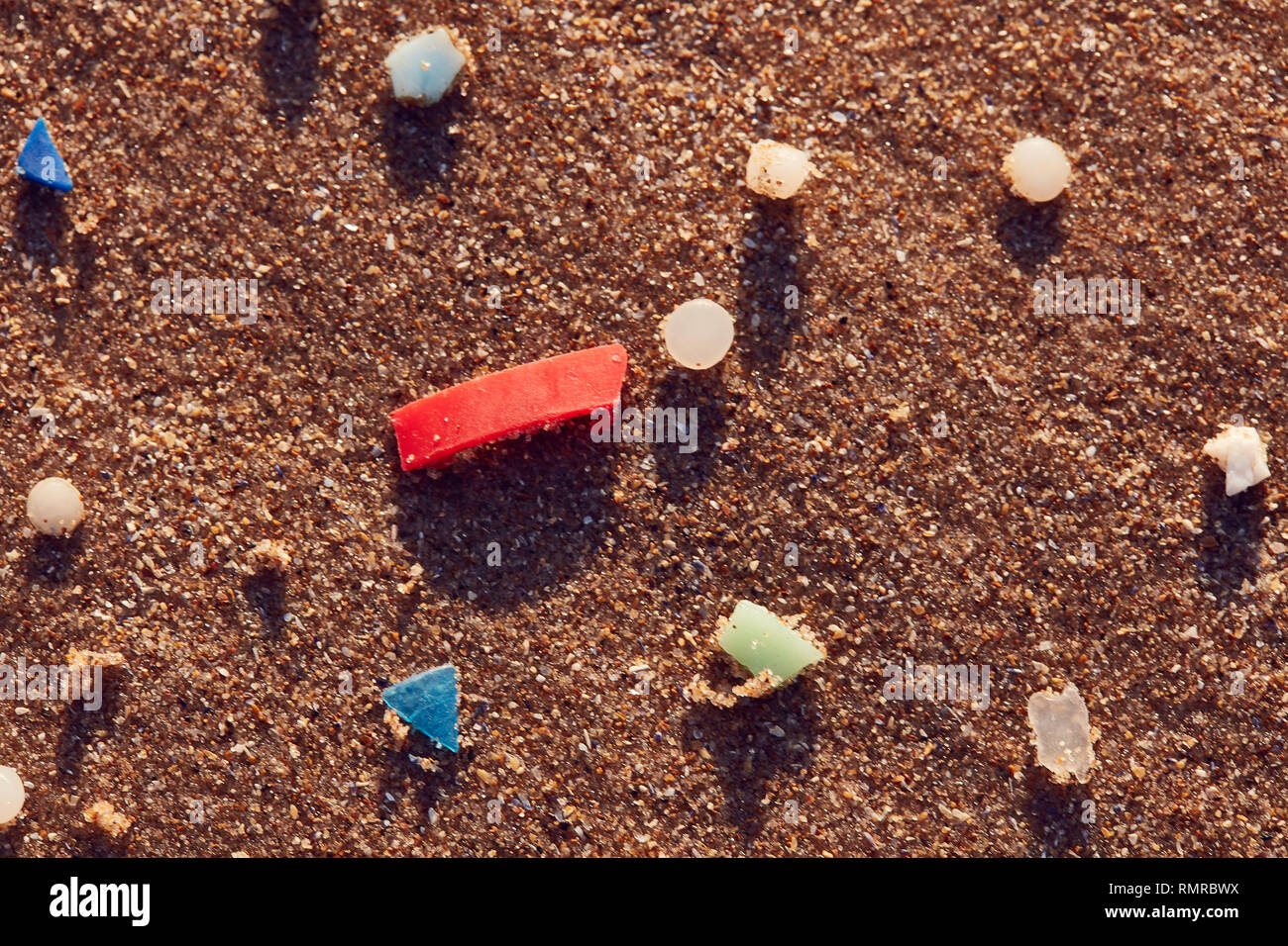 Micro Kunststoff nurdles am Strand Stockfoto