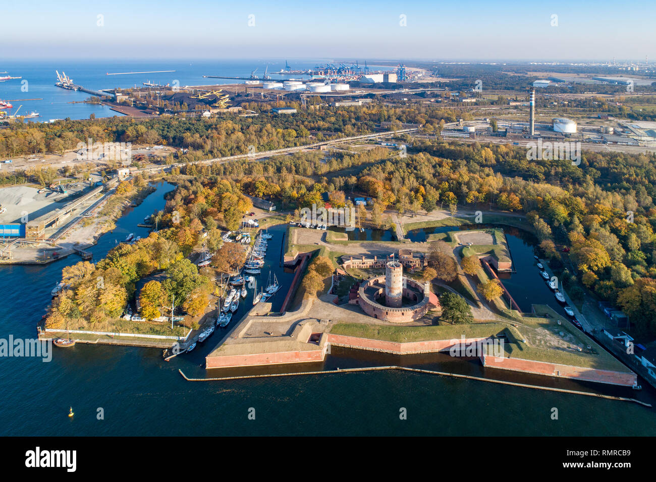Mittelalterliche Wisloujscie Festung mit alten Leuchtturm Turm im Hafen von Danzig, Polen. Ein einzigartiges Denkmal der Festungsanlage funktioniert. Luftbild bei Sonnenuntergang Stockfoto