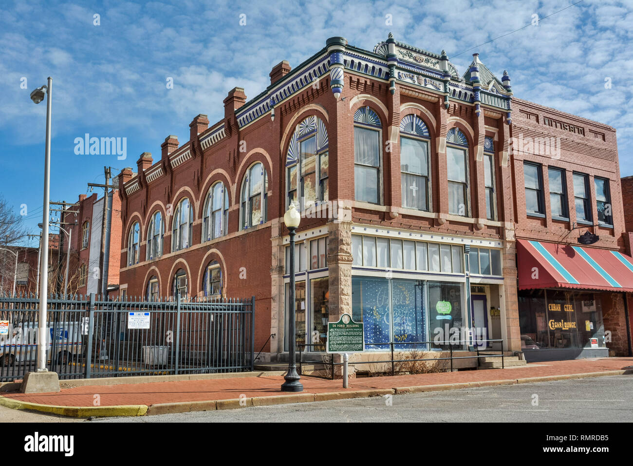 Guthrie, Oklahoma, Vereinigte Staaten von Amerika-Am 19. Januar 2017. Außenansicht von De Ford Gebäude in Guthrie, OK, mit Gewerbe und Auto. Stockfoto