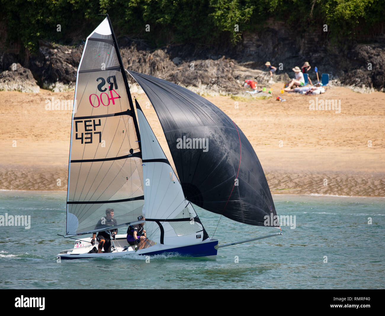 Eine Yacht segeln Vergangenheit East Portlemouth Strand leben in Salcombe Regatta. Stockfoto