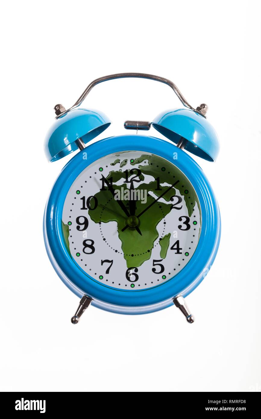 Wecker und Weltkarte mit Afrika. Das zusammengesetzte Bild, die doomsday Clock. Stockfoto