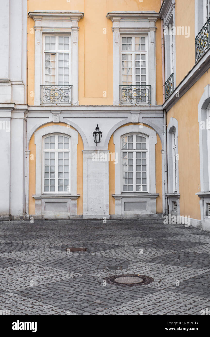 Architektonische Details auf klassische Gebäude mit gelben und weißen Zierleisten Stockfoto