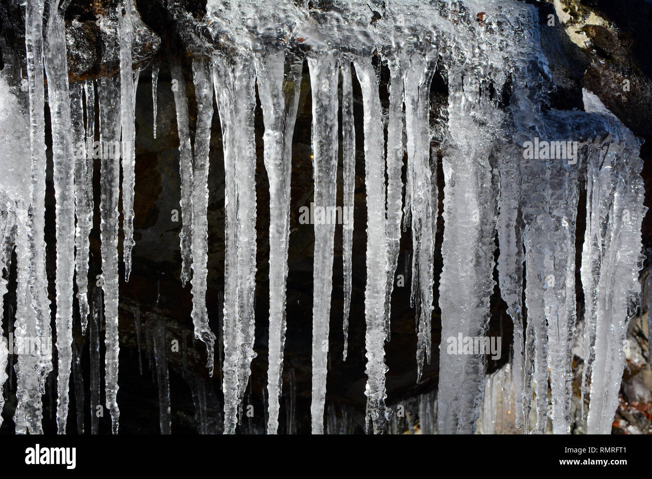 Nahaufnahme von Eiszapfen, die vom Felsen hängen Stockfoto