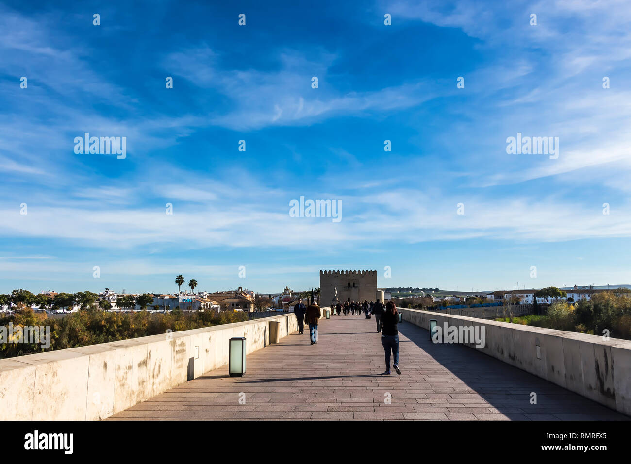 Cordoba, Spanien - Dez 2018: Römische Brücke von Cordoba mit Blick auf den Torre de la Calahorra Turm. Die Brücke wurde ursprünglich im frühen 1. Jahrhundert v. Chr. erbaut. Stockfoto