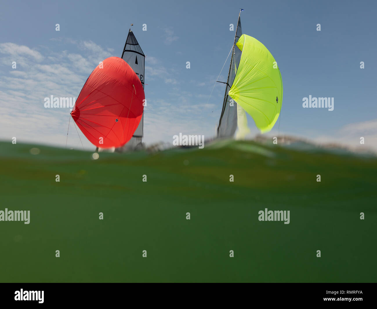 Eine Yacht segeln Vergangenheit während des Salcombe Stadt Regatta unter einem wunderschönen blauen Himmel. Stockfoto