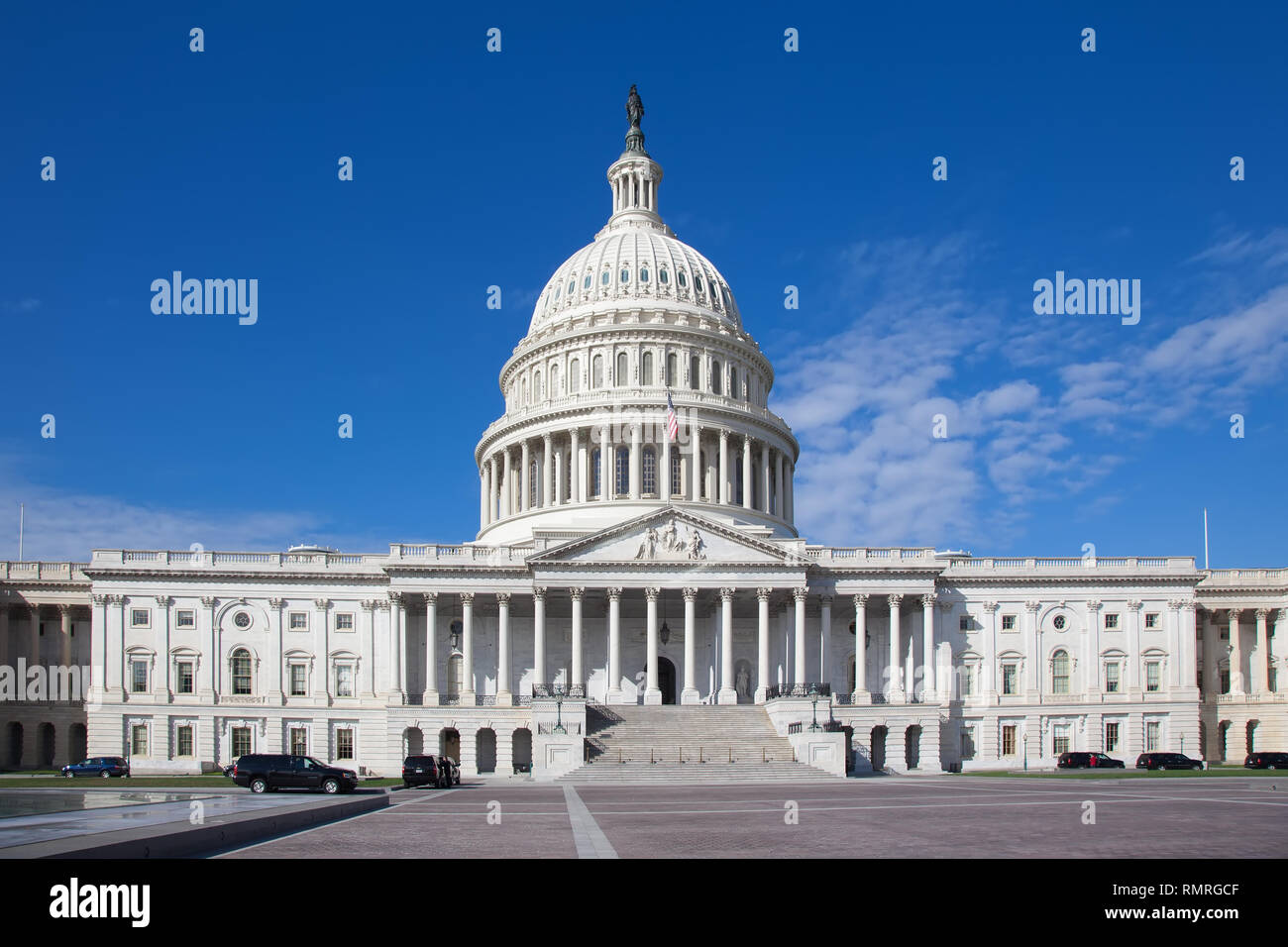 Capitol USA Gebäude. Der United States Capitol am Tag. Kongress der Vereinigten Staaten im Osten vorn am Tag. Schwarzen Autos in der Nähe des Gebäudes. Washington DC. Stockfoto